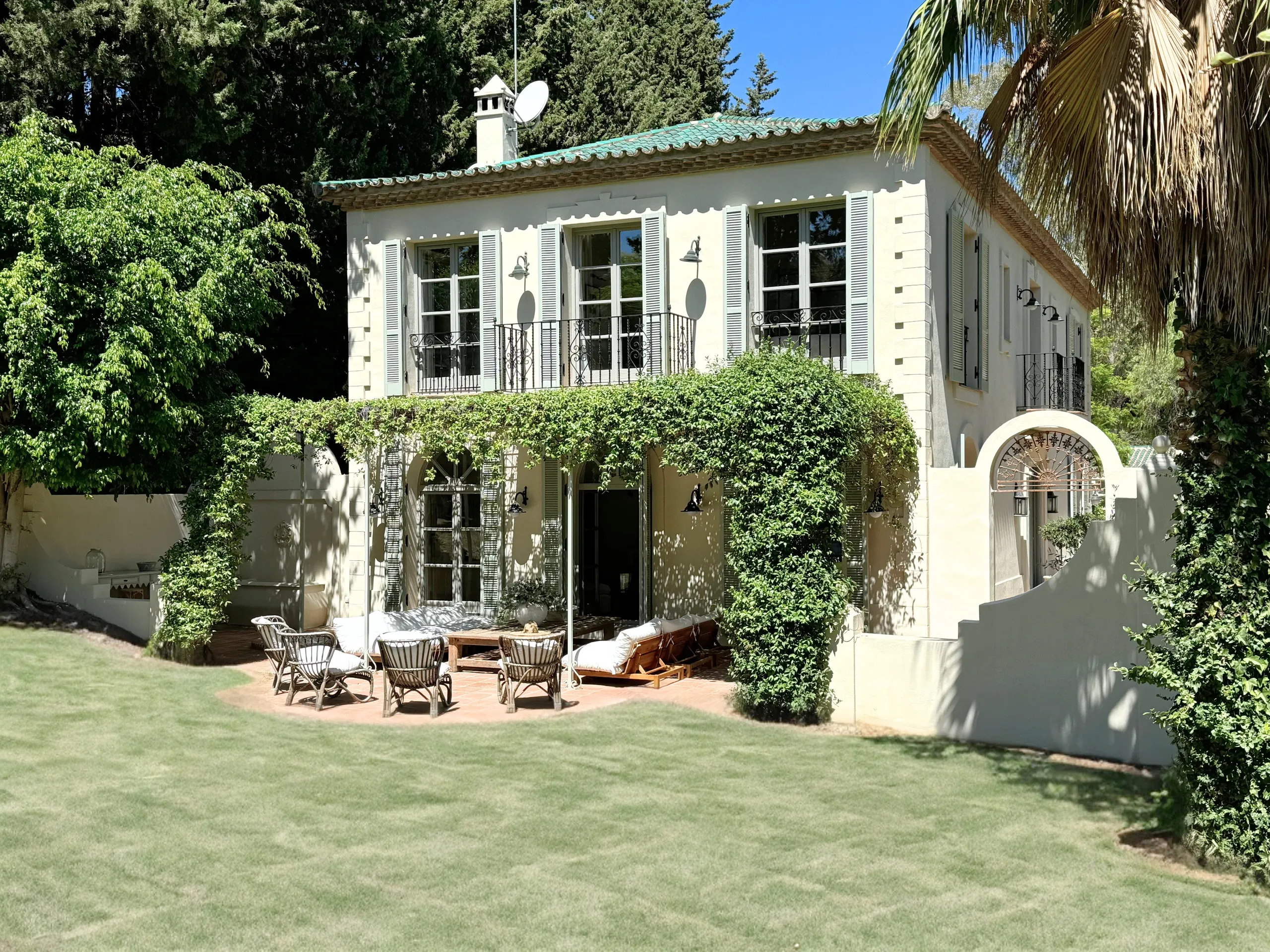 Majestic Traditional Estate with Private Pool and Stunning Garden Views — photograph 2