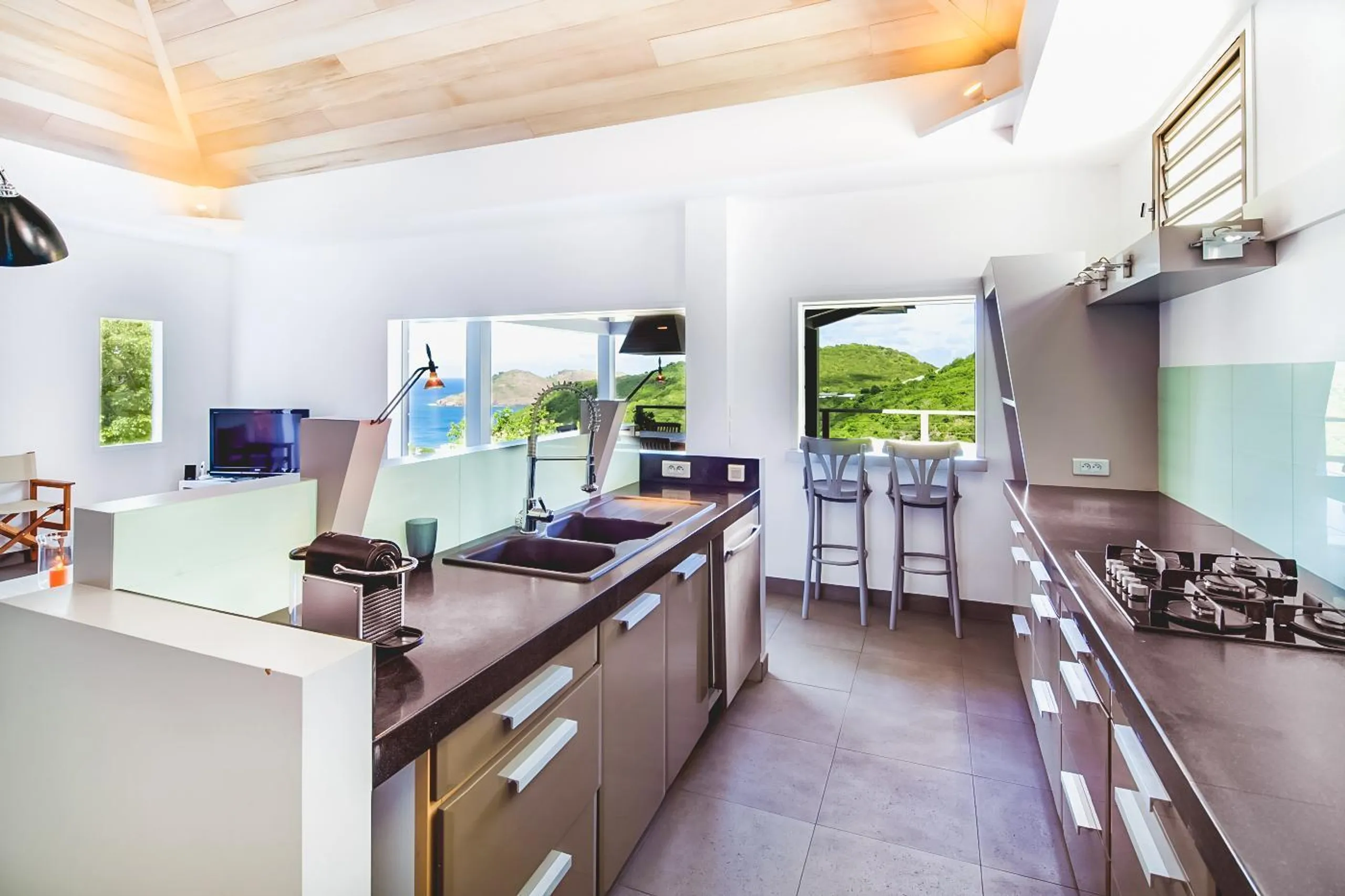 Gleaming Seaview Villa with Infinity Pool and Luxury Patio Lounge — photograph 10