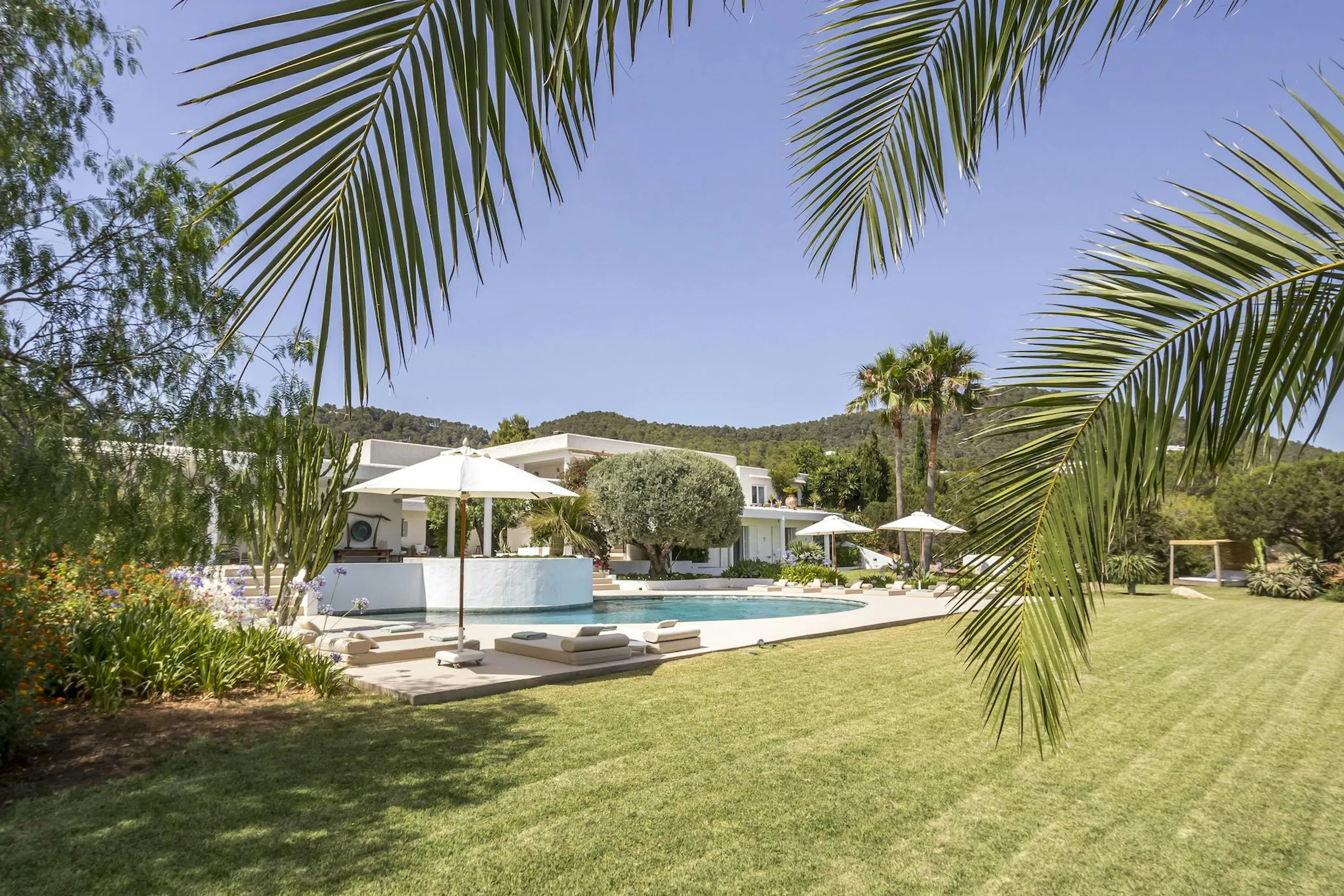 Exquisite Ibiza Villa with Private Pool and Playground — photograph 8