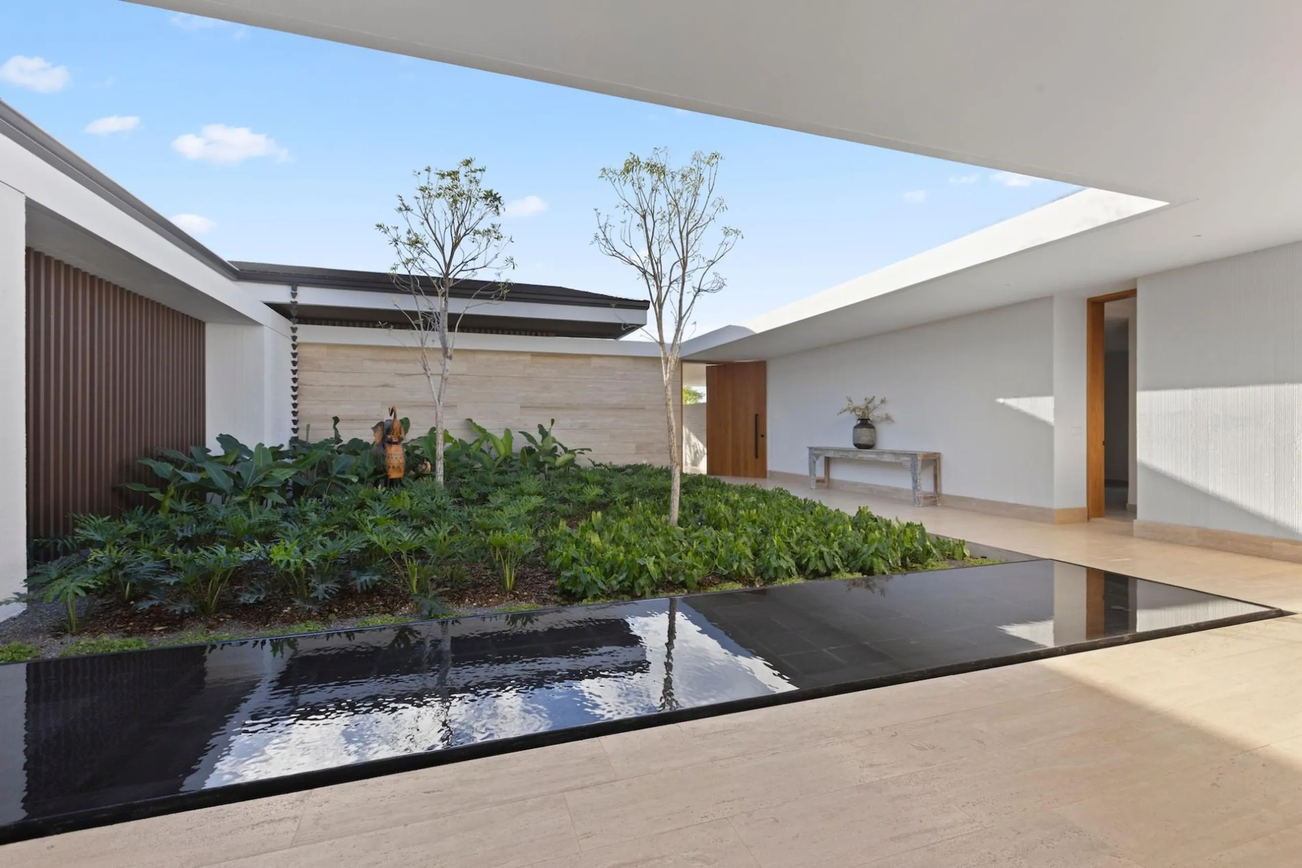 Splendorous Brand-new Modern Villa with Infinity Pool and Heated Jacuzzi — photograph 7