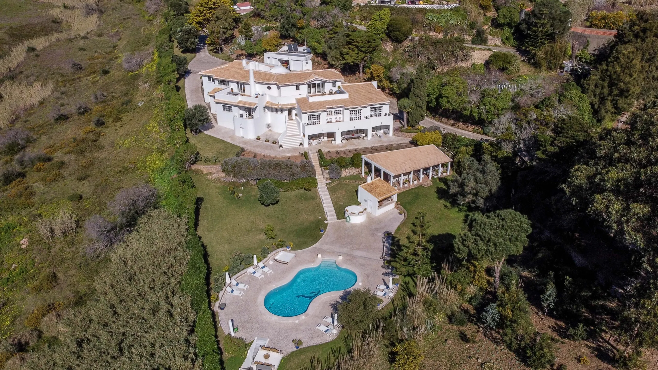 Lavish Abode in Sintra-Cascais Natural Park with Private Pool and Unobstructed Atlantic Ocean Views — photograph 2