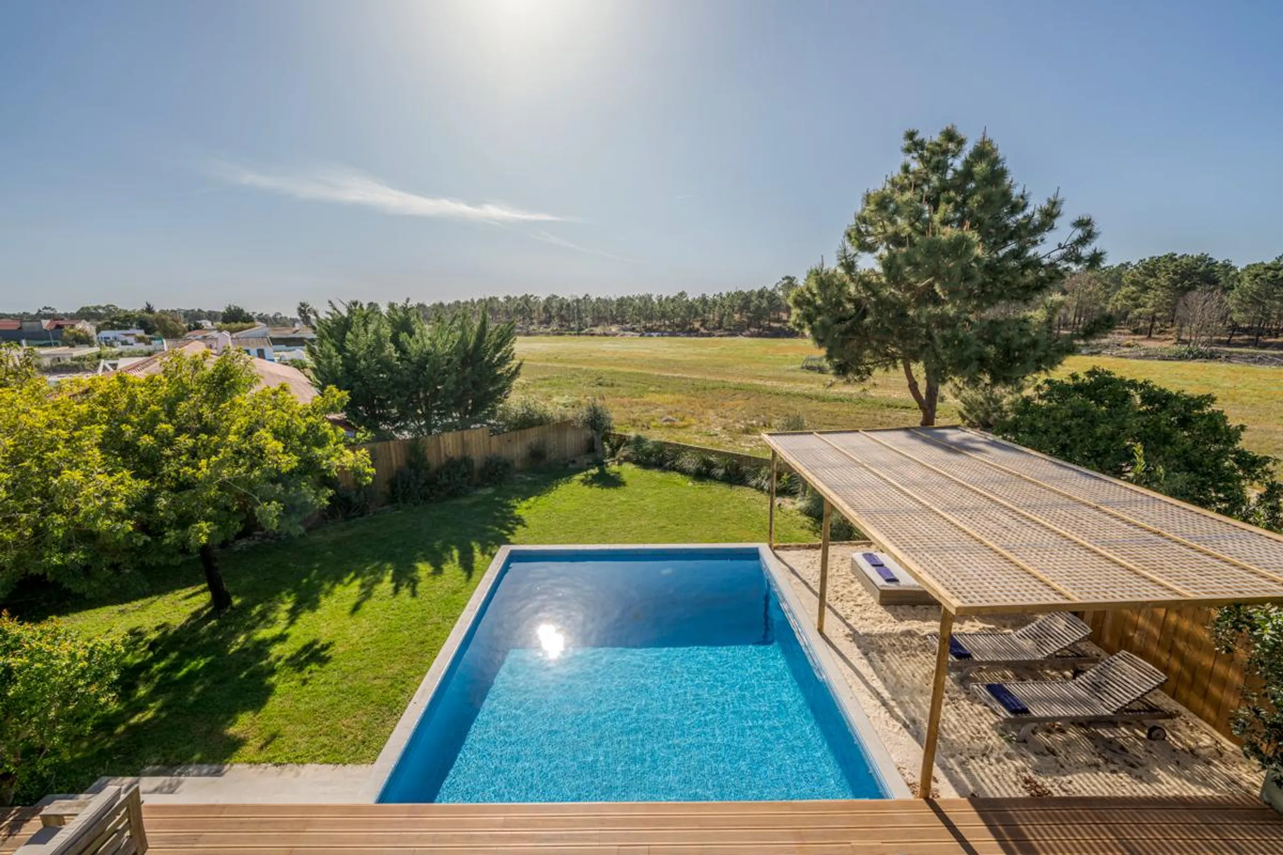 Captivating Modern Villa with Swimming Pool and Awe-Inspiring Views — photograph 2