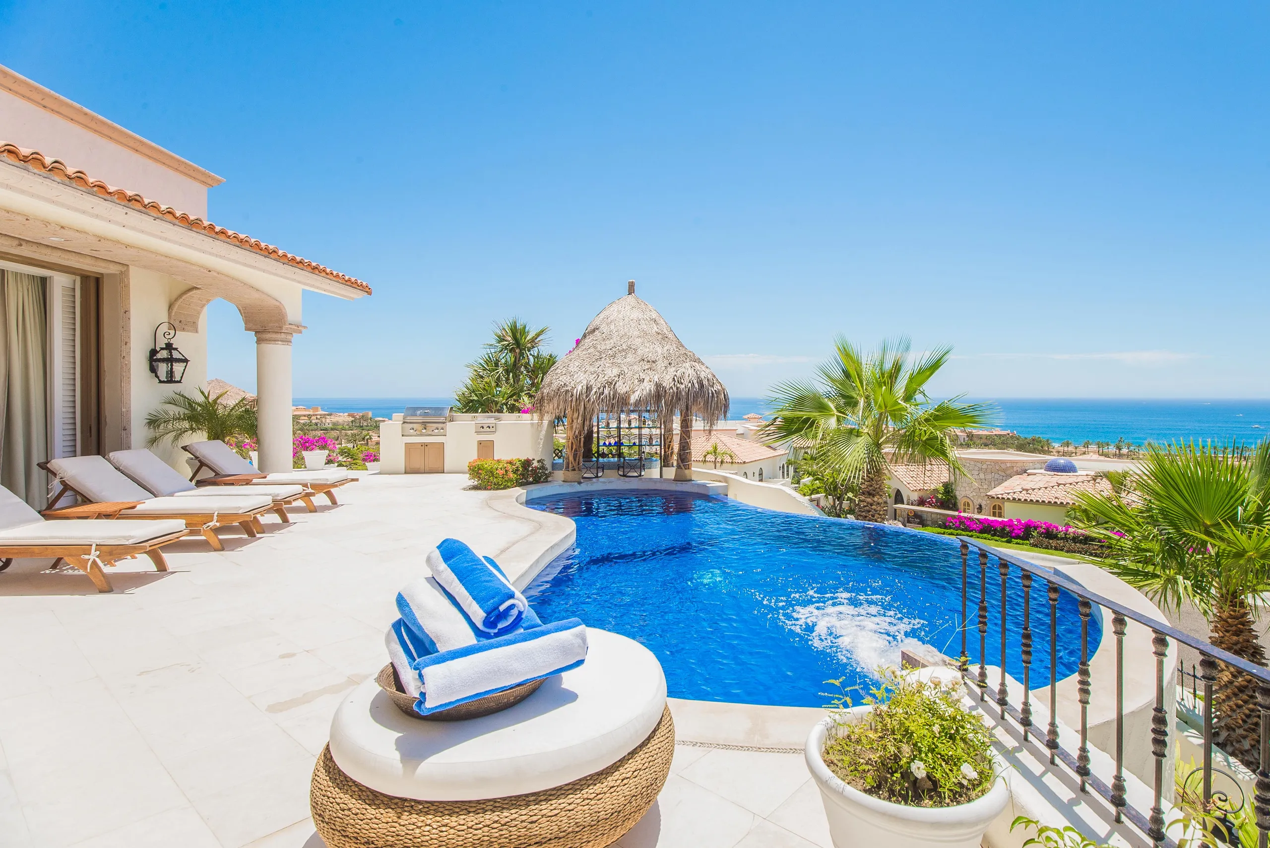 Prestige Oasis Villa with Infinity Pool, Jacuzzi, and Prime Ocean-View, Property
