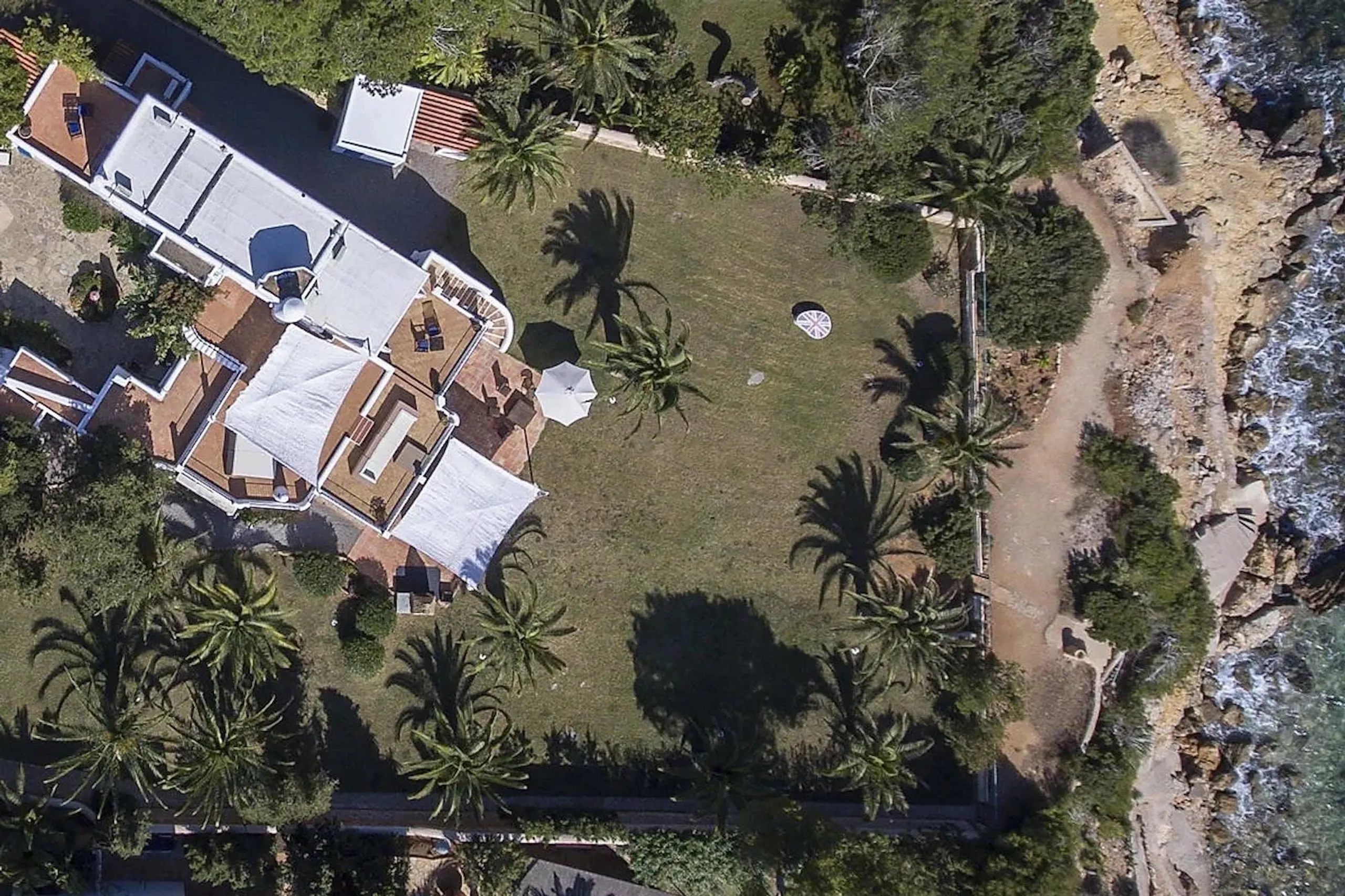 Moroccan-Style Pool House, Bali Retreat, and Coastal Path to the Sea — photograph 9