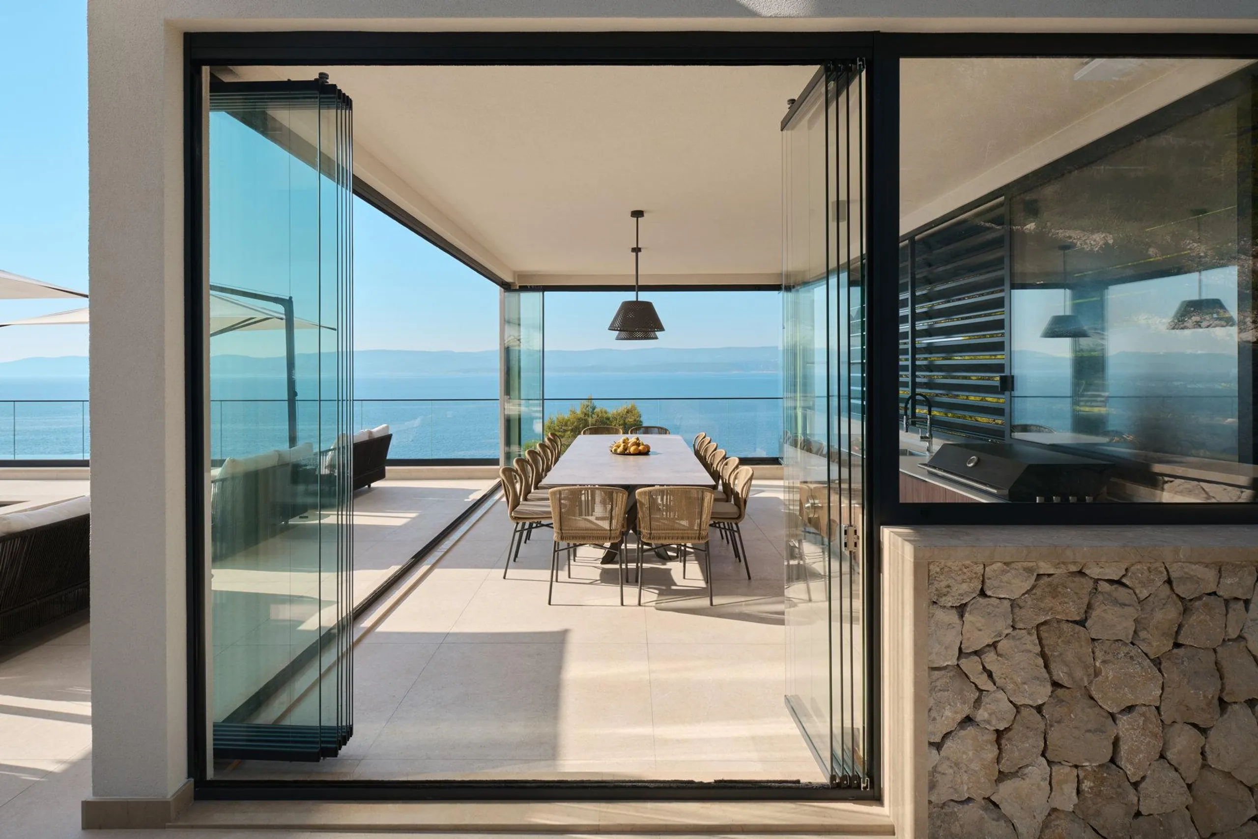 Lavish Villa with Heated Pool, Jacuzzi and  Stunning Sea Views — photograph 11
