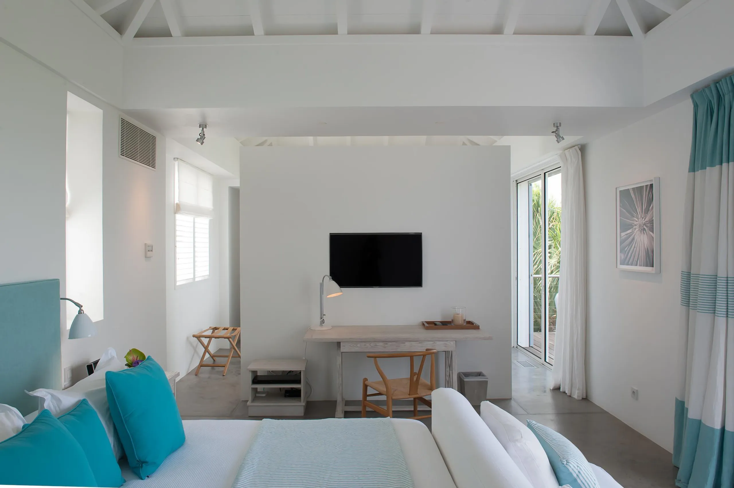 Exquisite Seaside Villa with Private Pool and Home Gym — photograph 11