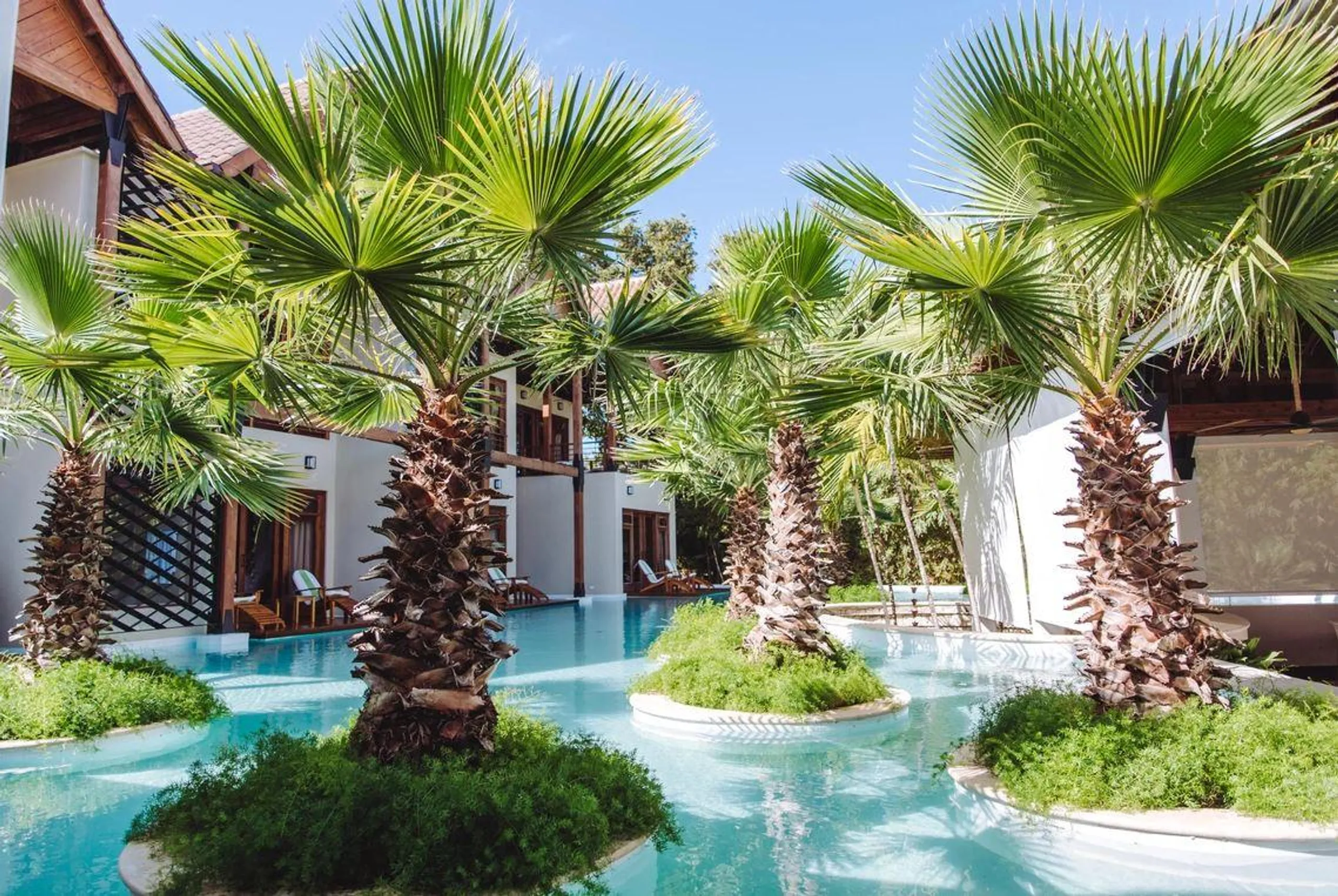 Serene Eight-Bedroom Villa with Infinity Pool and Minitas Bay Views — photograph 2