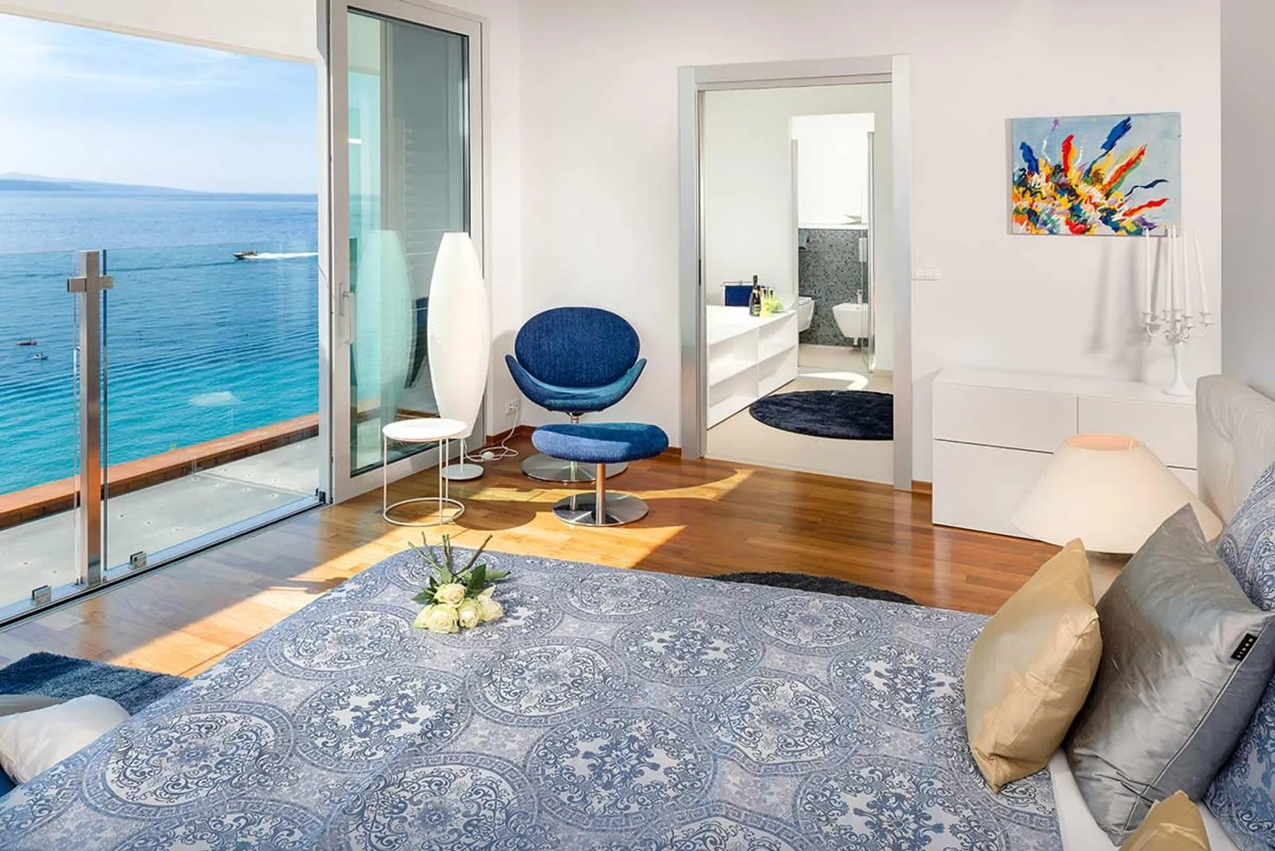 Inspiring Beachfront  Villa with Private Heated Pool & Oceanfront Views — photograph 9