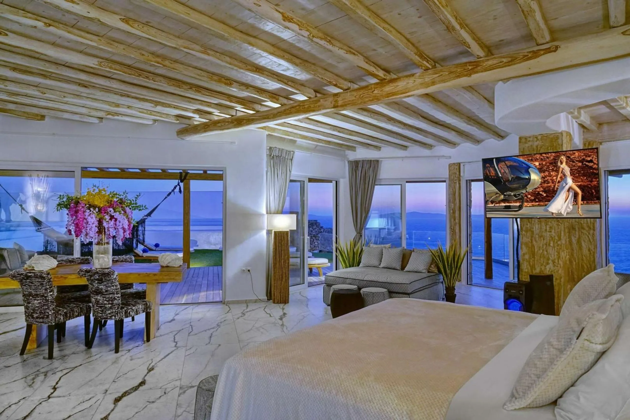 Luxurious Haven with Panoramic Views and Refreshing Pool — photograph 12