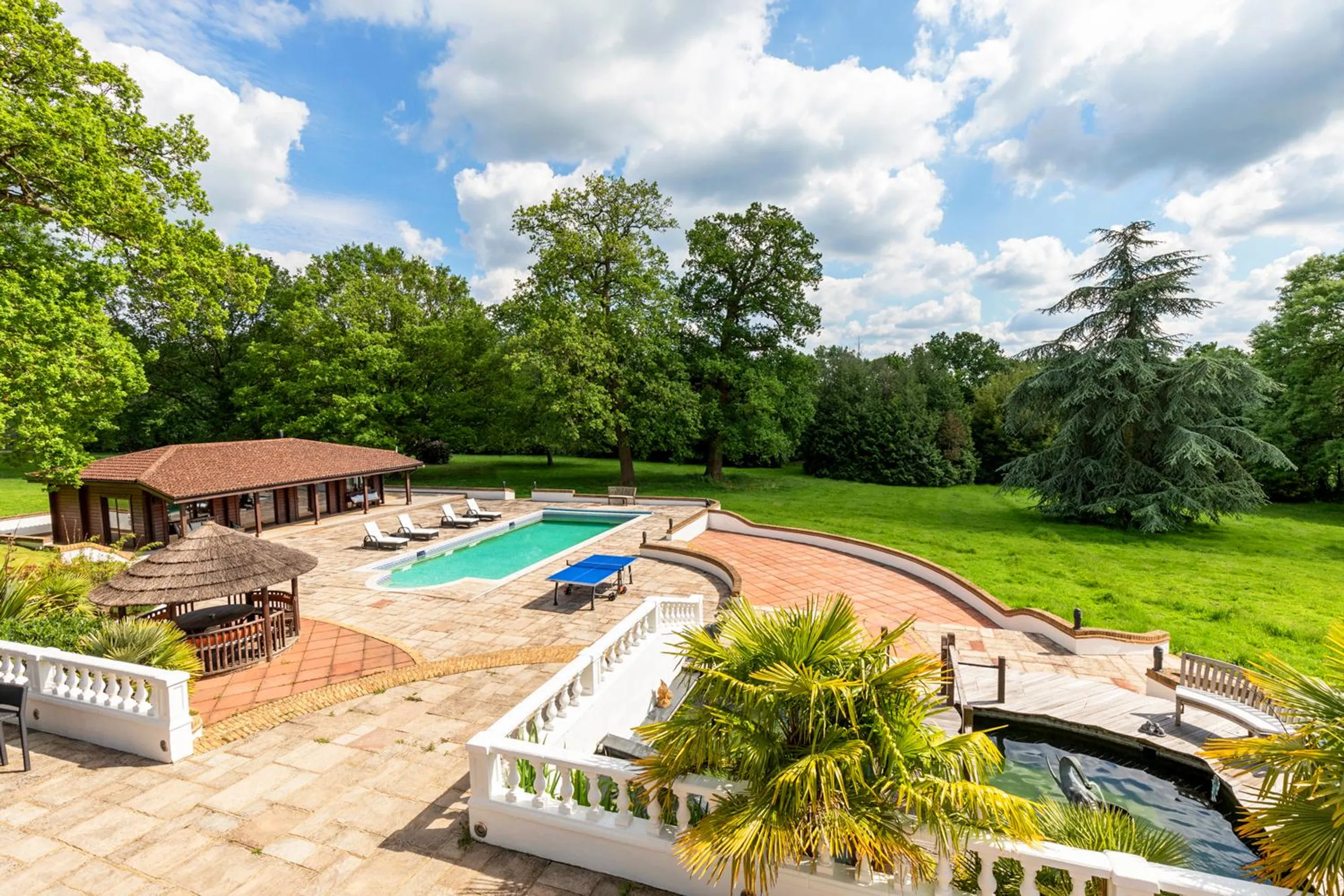 Captivating 10-Acre Estate with Private Pool, Patio and Summerhouse — photograph 9