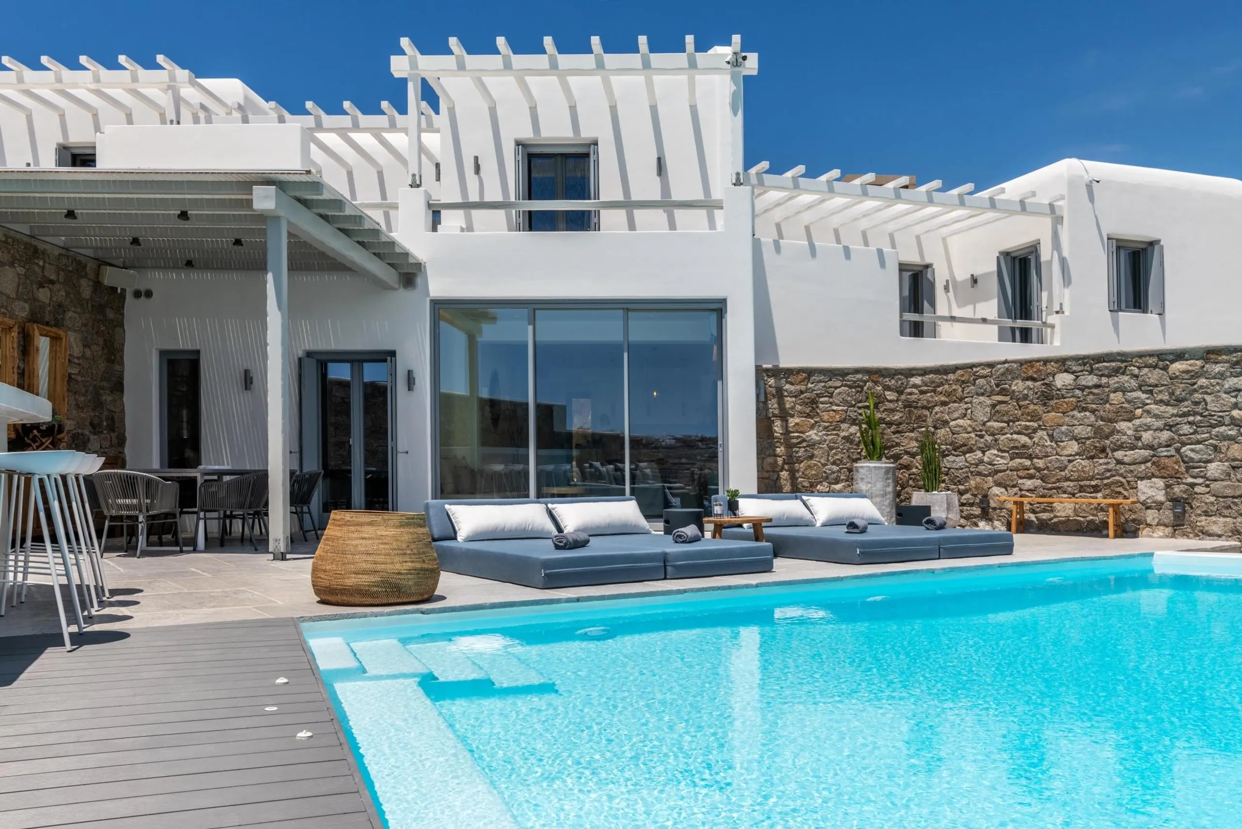 Prestigious Mykonos Estate with Crystalline Pool — photograph 3