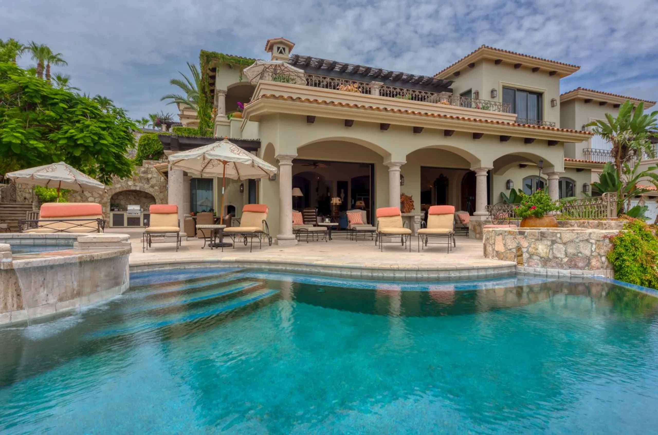 Breathtaking Oceanview Villa: Seamless Indoor-Outdoor Living with Pool, Jacuzzi & Gourmet Amenities — photograph 8