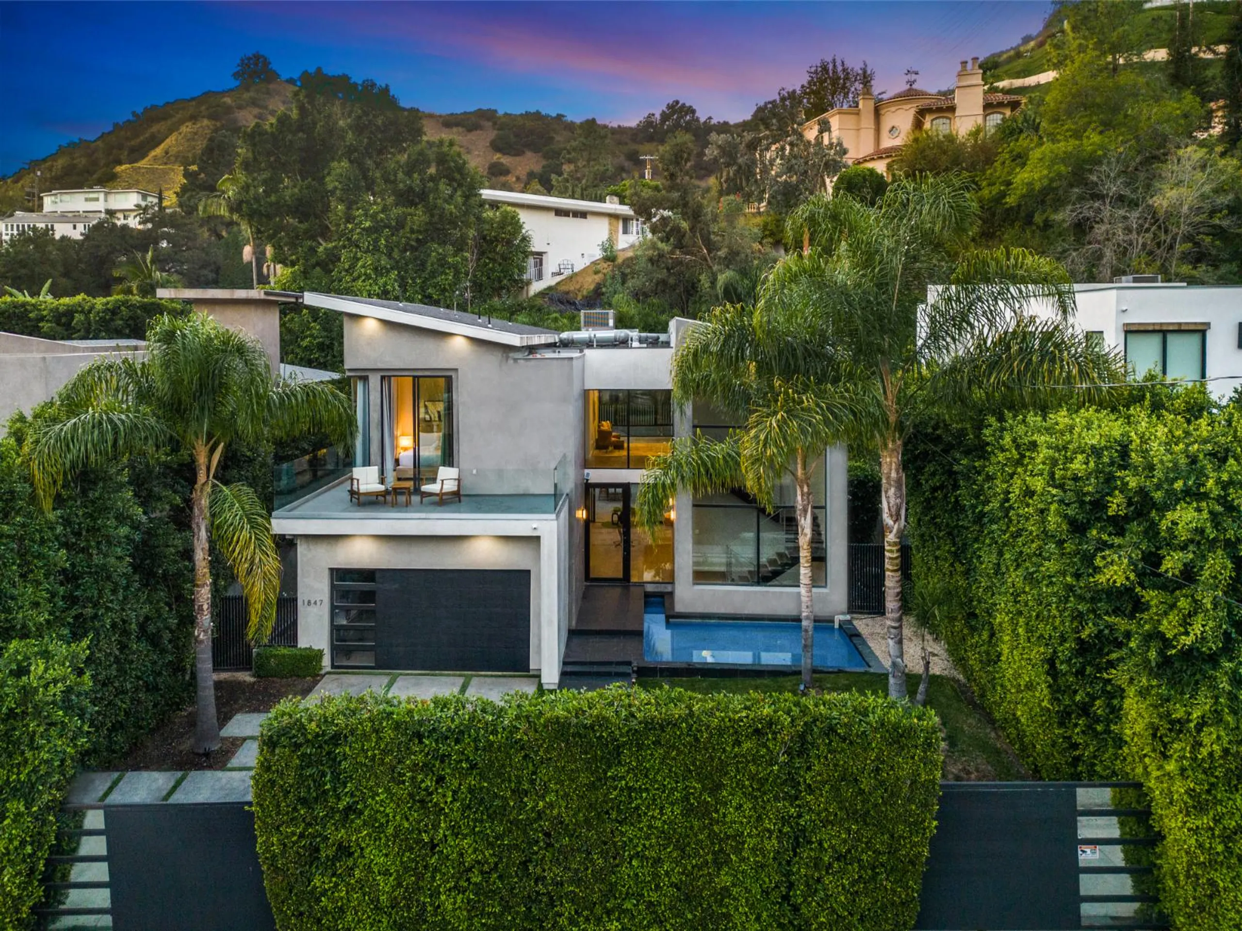 Modern Luxury Canyon Estate with Private Pool — photograph 4