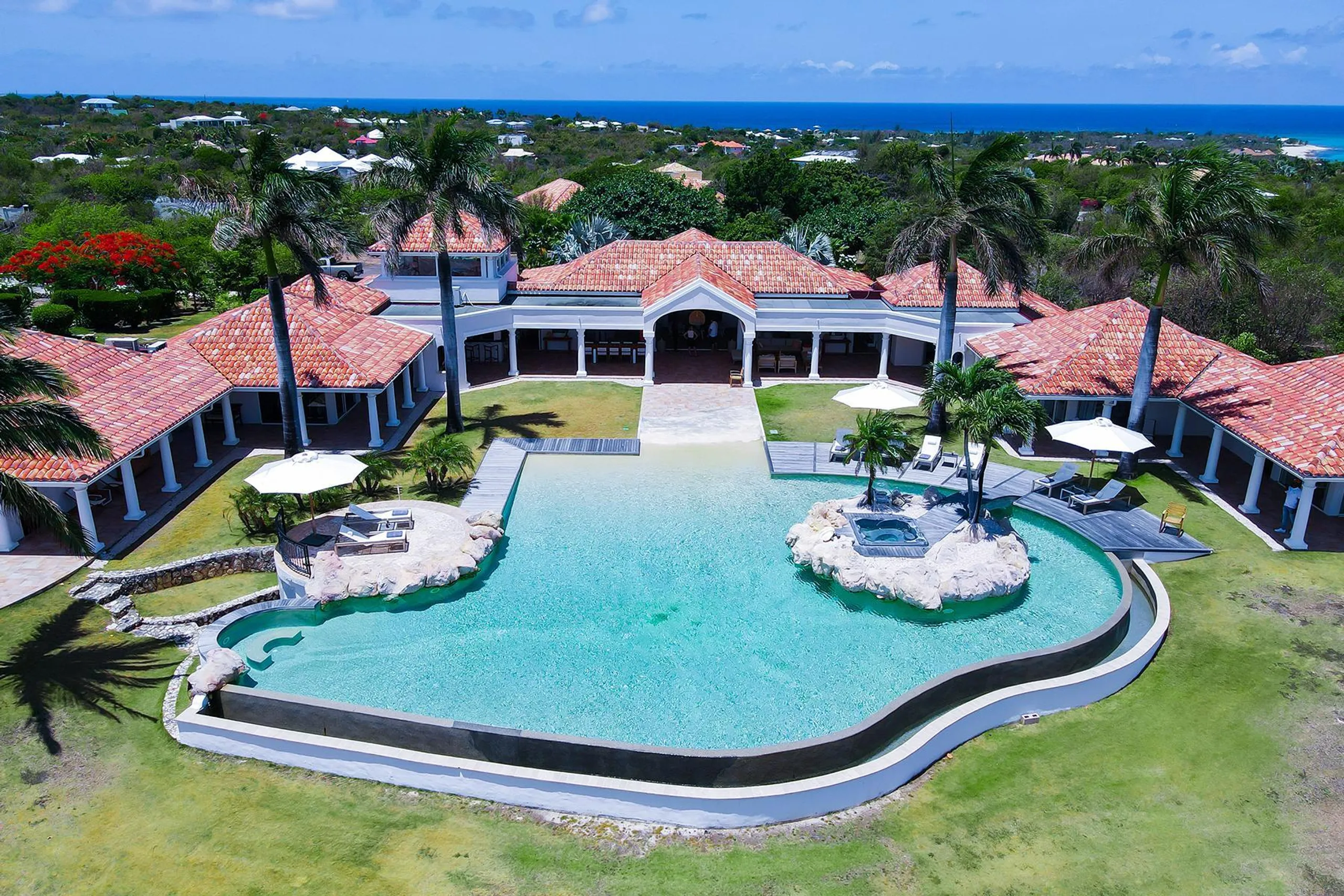 Luxury Terres Basses Estate with Lagoon Infinity Pool and Caribbean Sea Views — photograph 3
