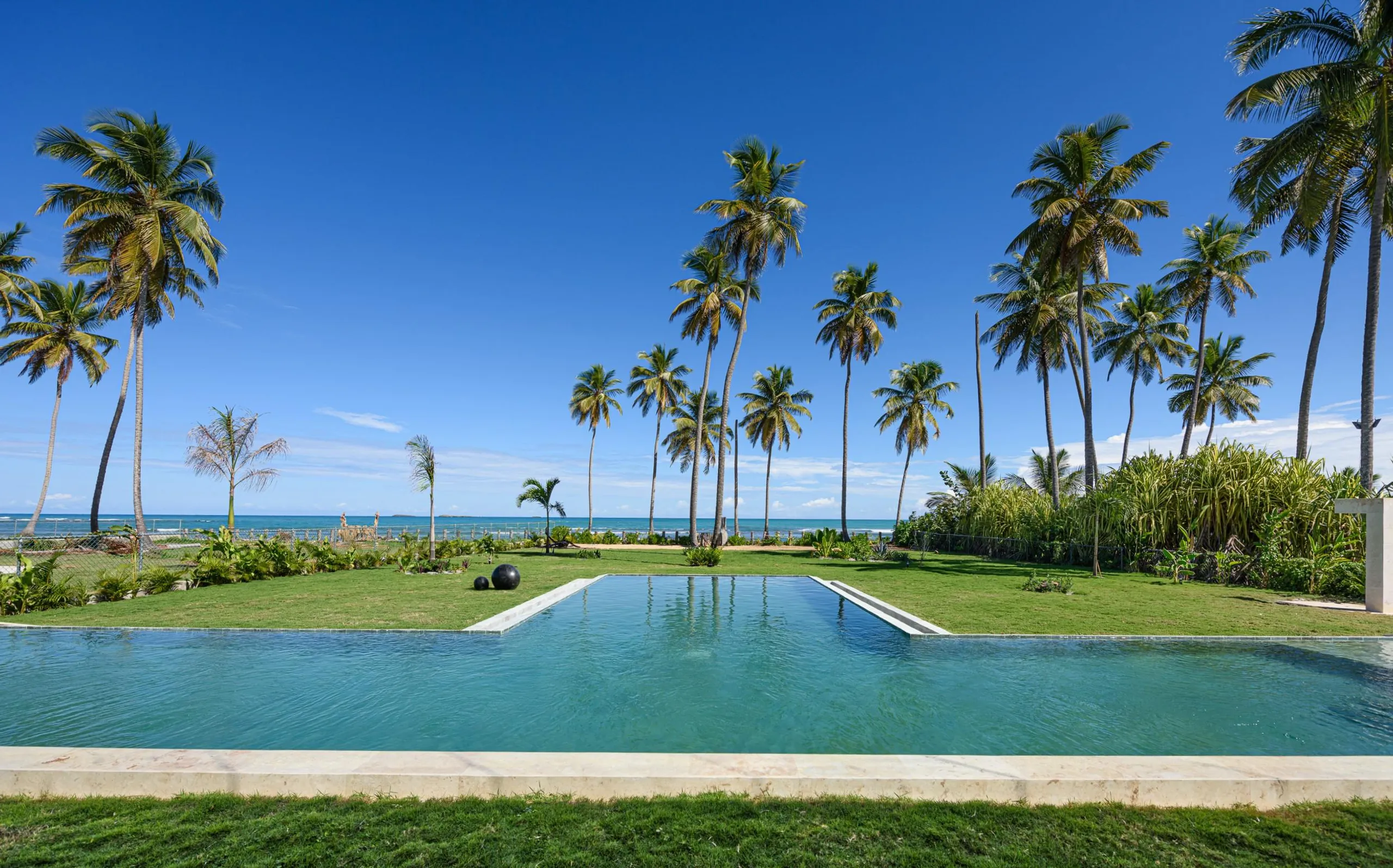 Enchanting Two-Sory Beachfront Villa with Private Pool, Direct Beach Access, and Stunning Sea Views — photograph 2