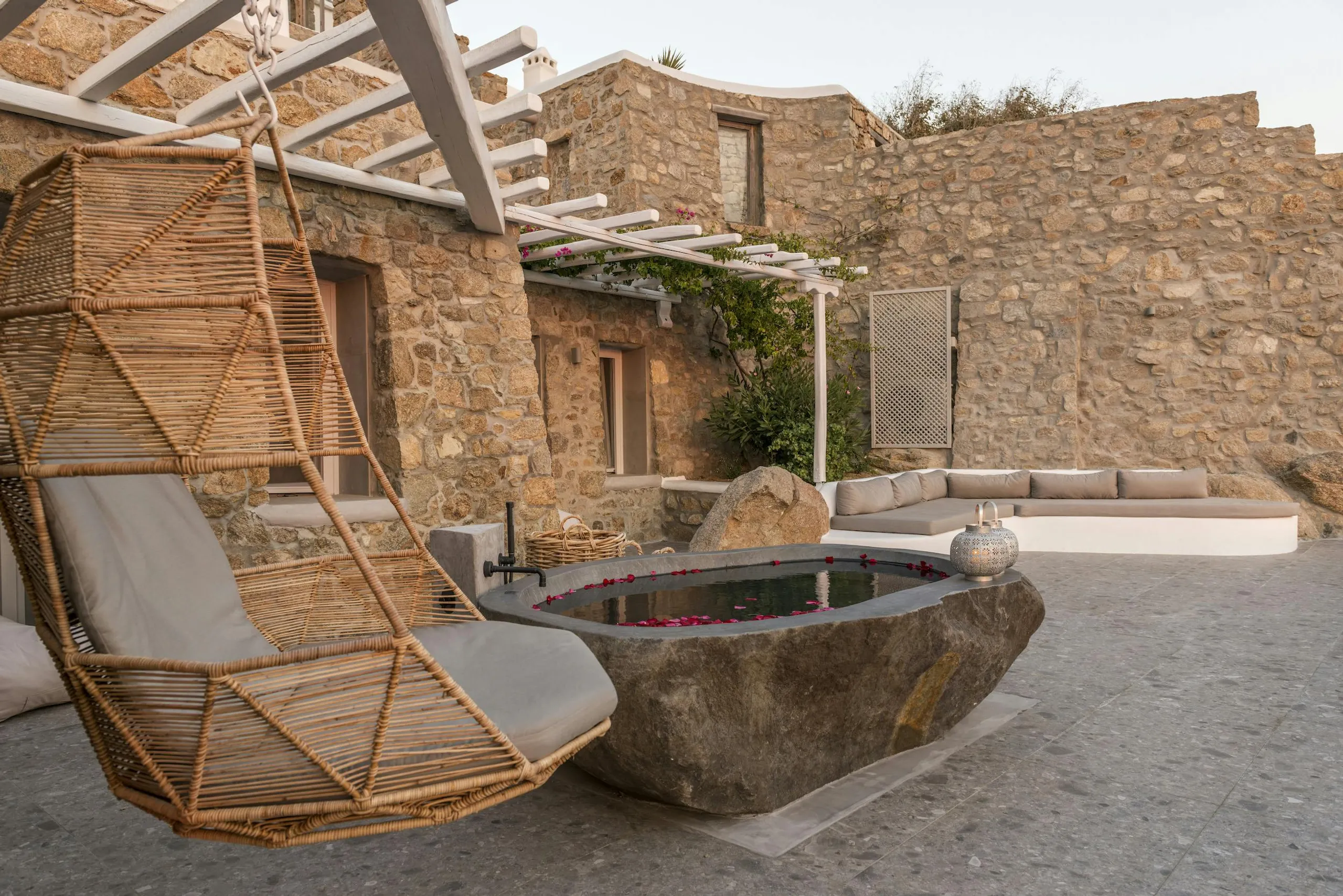 Deluxe Ocean Estate with Infinity Pool and Jacuzzi — photograph 10