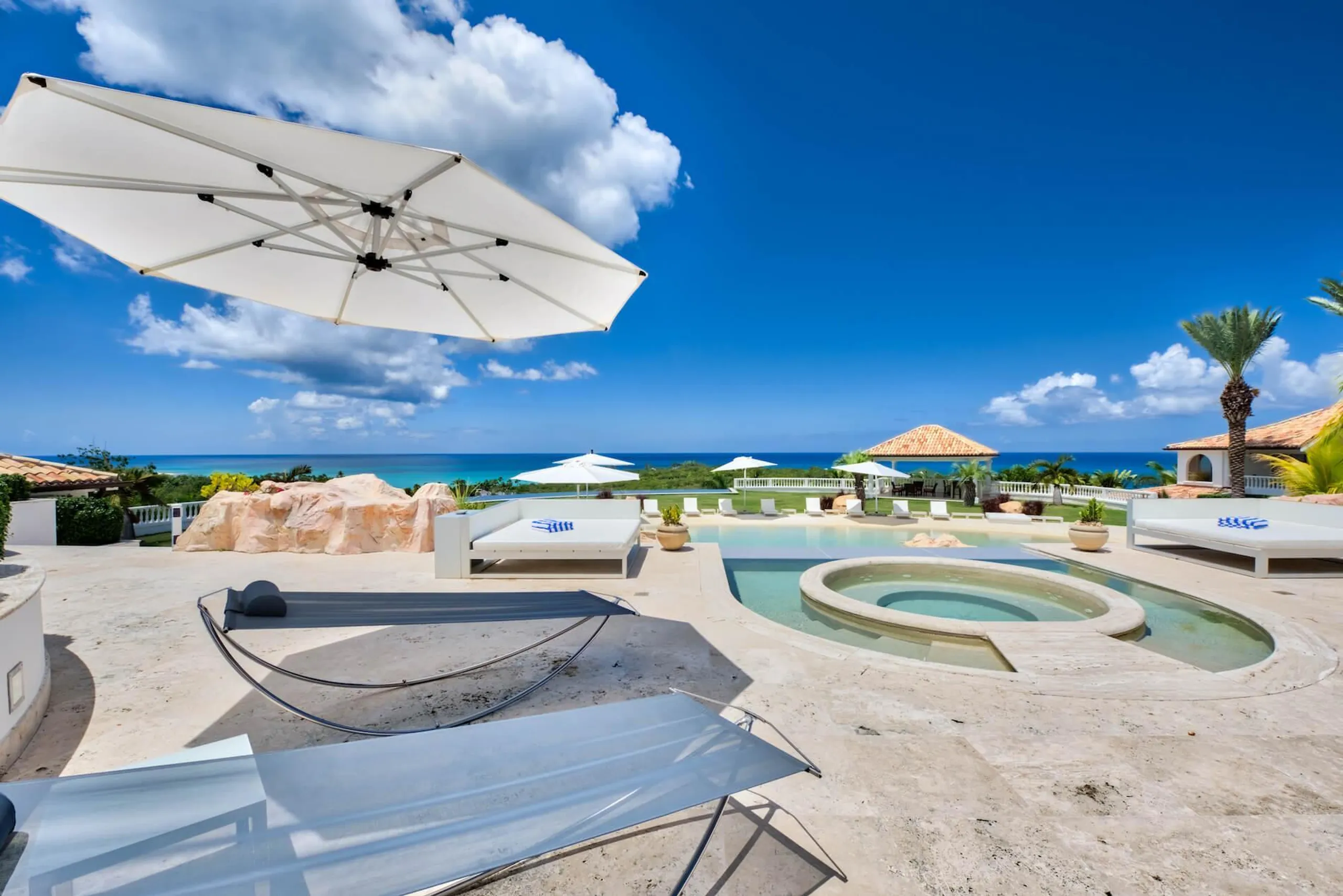 Grand Luxury Villa with 2 Large Swimming Pools and Ocean Views — photograph 8