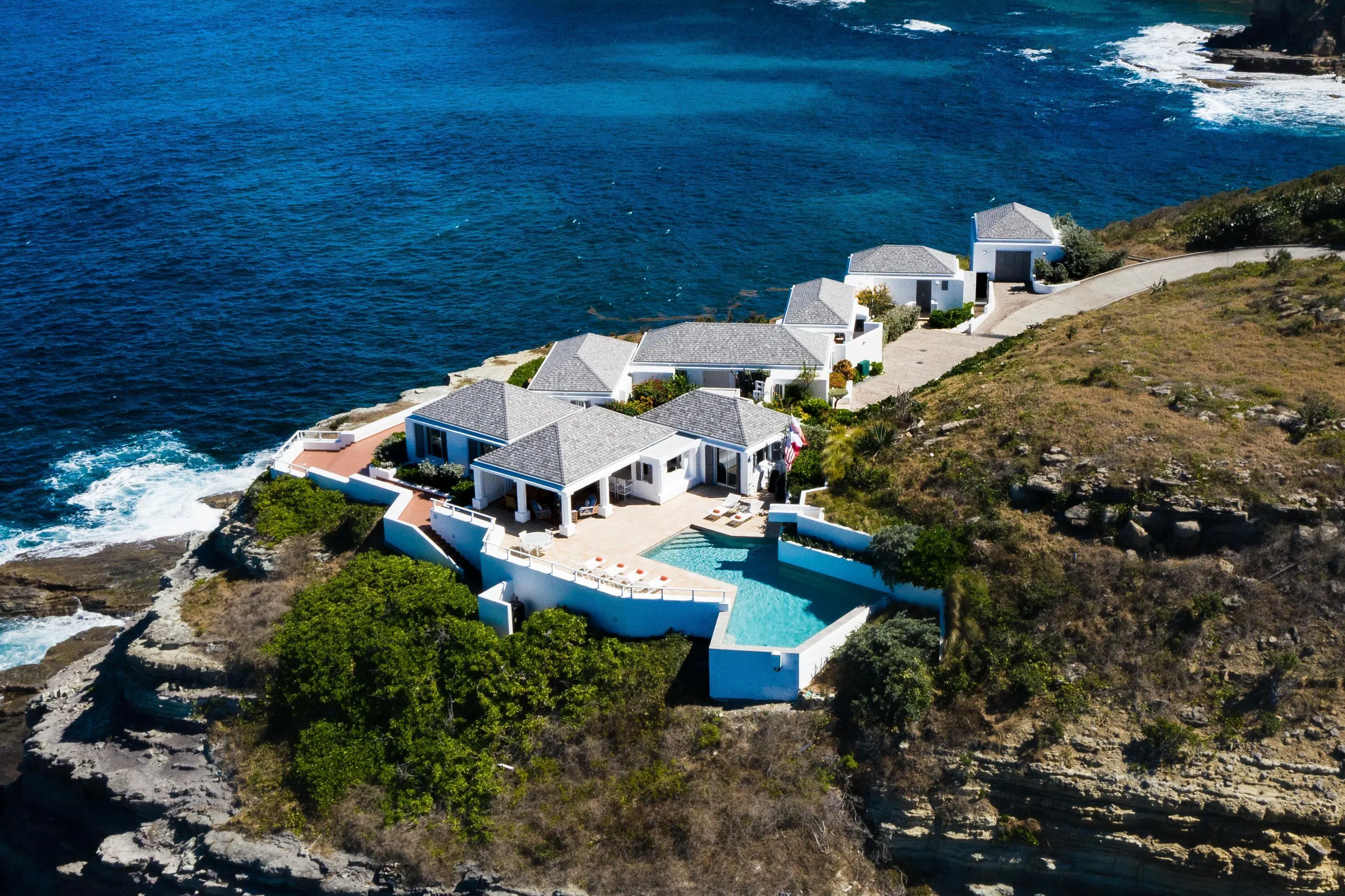 Swanky Seaside Villa with Private Pool and Walks to Beach — photograph 5