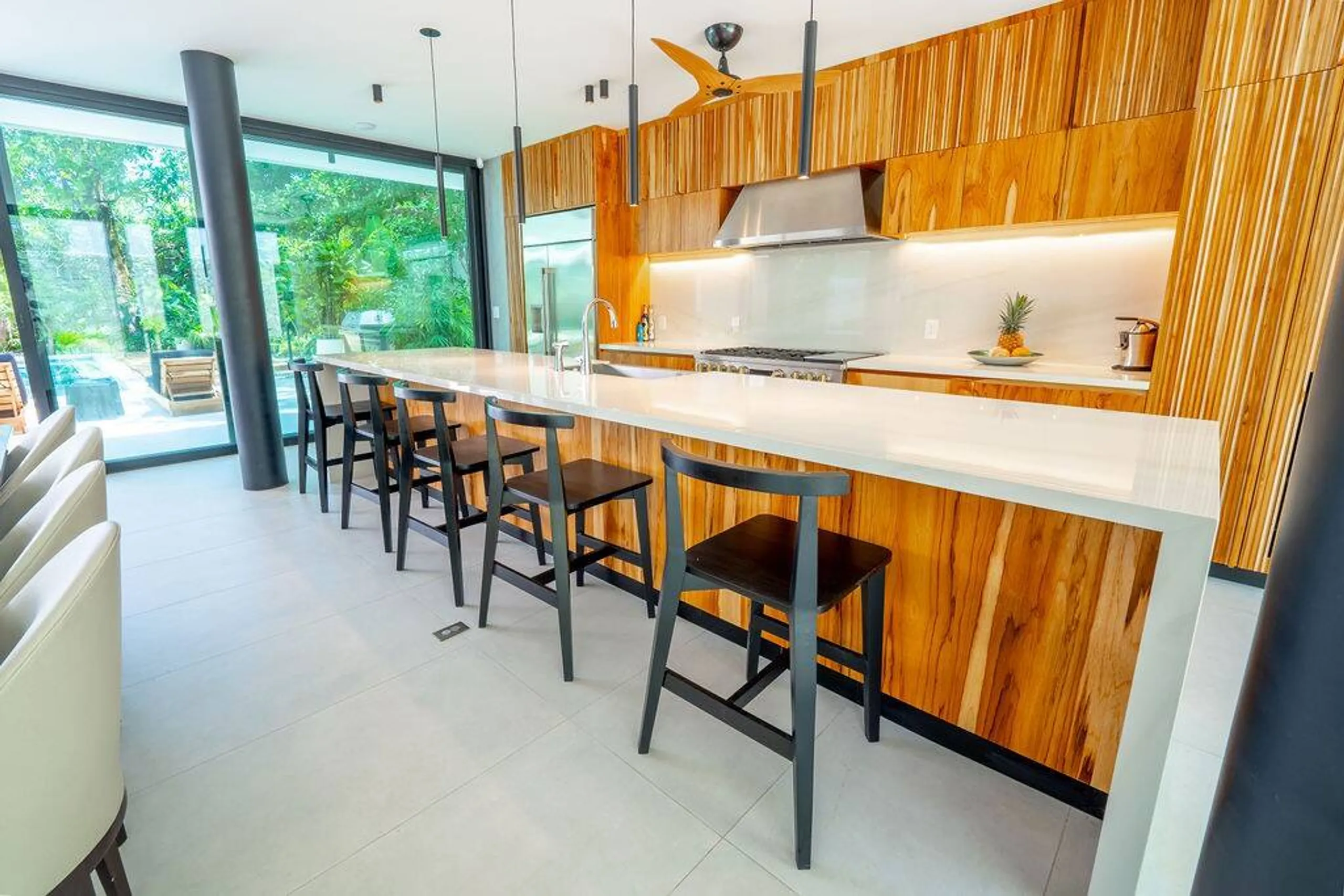 Captivating Modern Sanctuary with Invigorating Pool — photograph 6