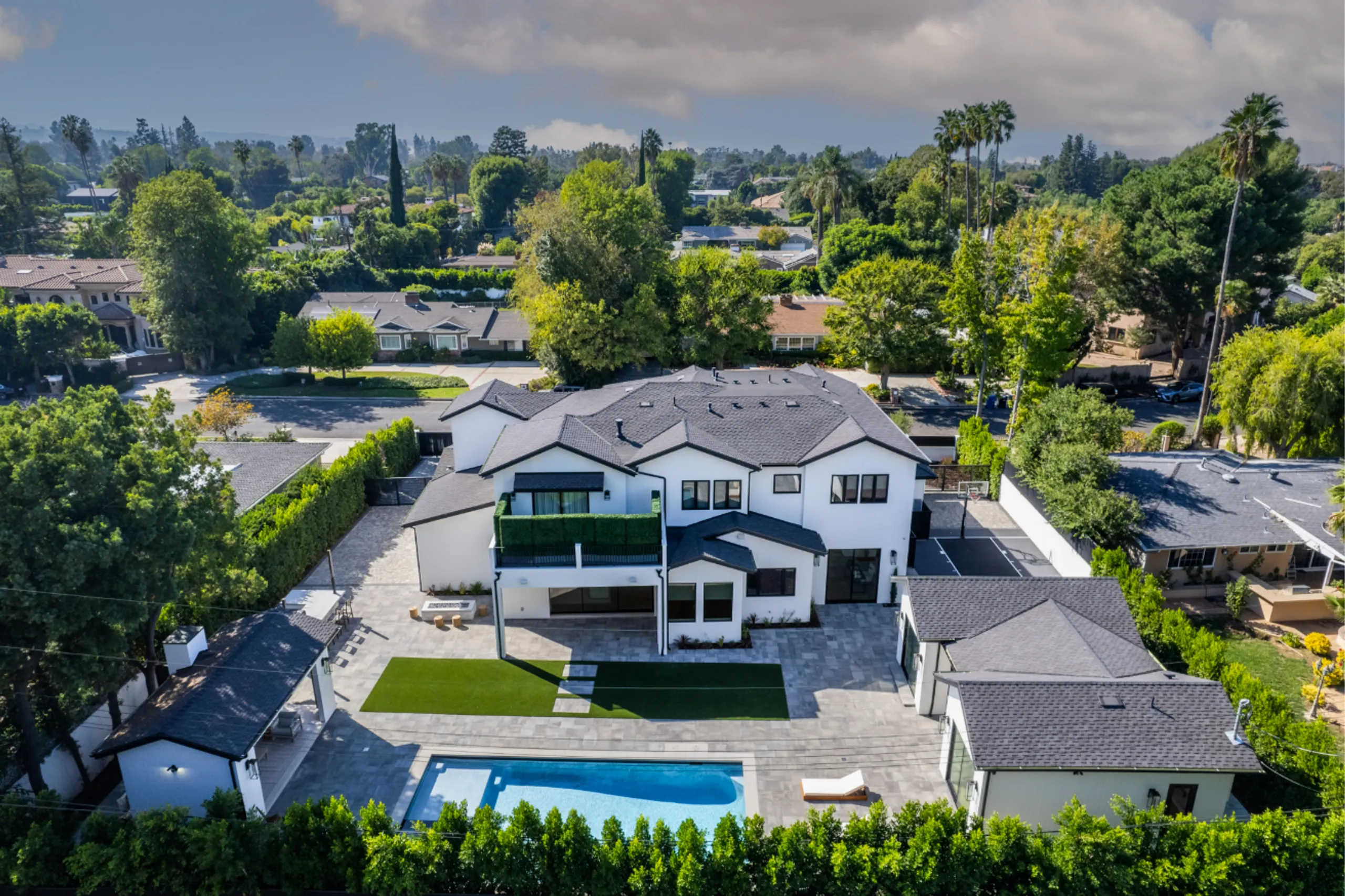 Outstanding Valley Villa with Home Theater — photograph 8
