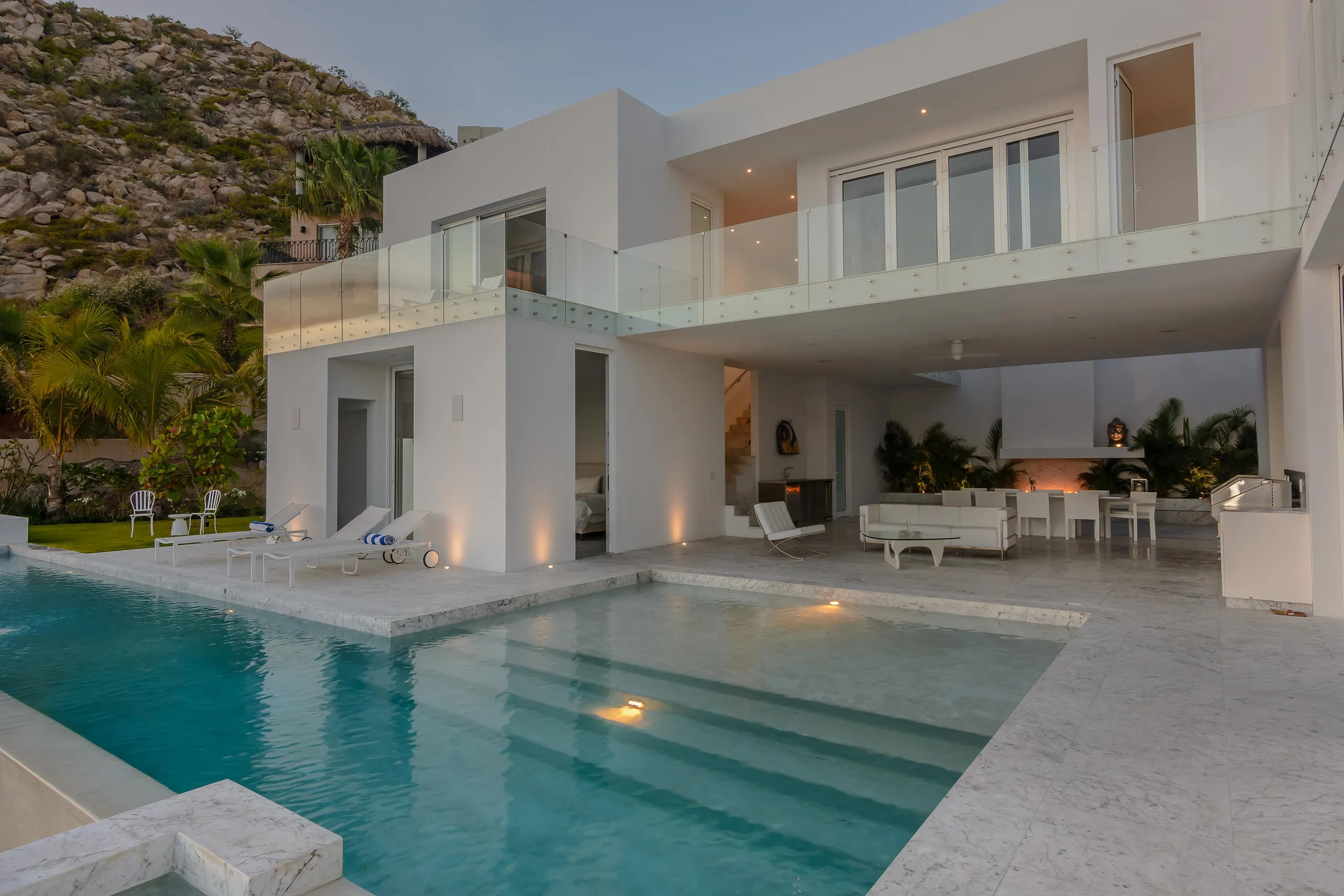 Stunning Modern Design Estate  & Gorgeous Ocean Views — photograph 3