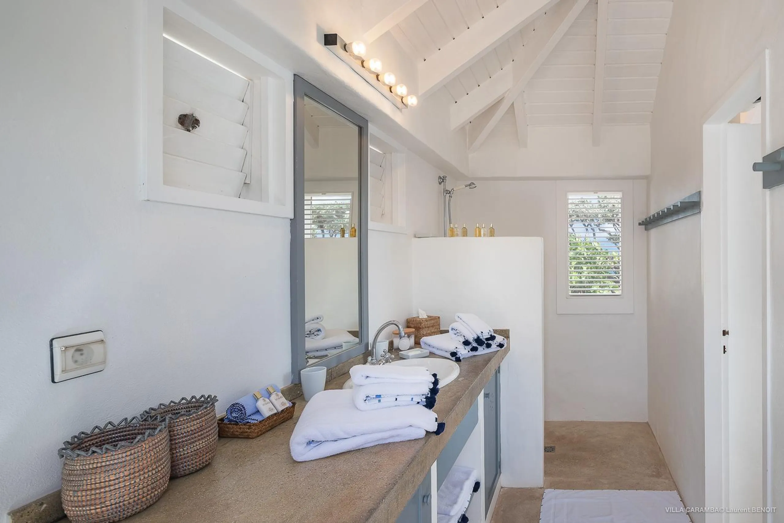 Elegant Seaside Villa with Private Pool and Walks to Beach — photograph 9