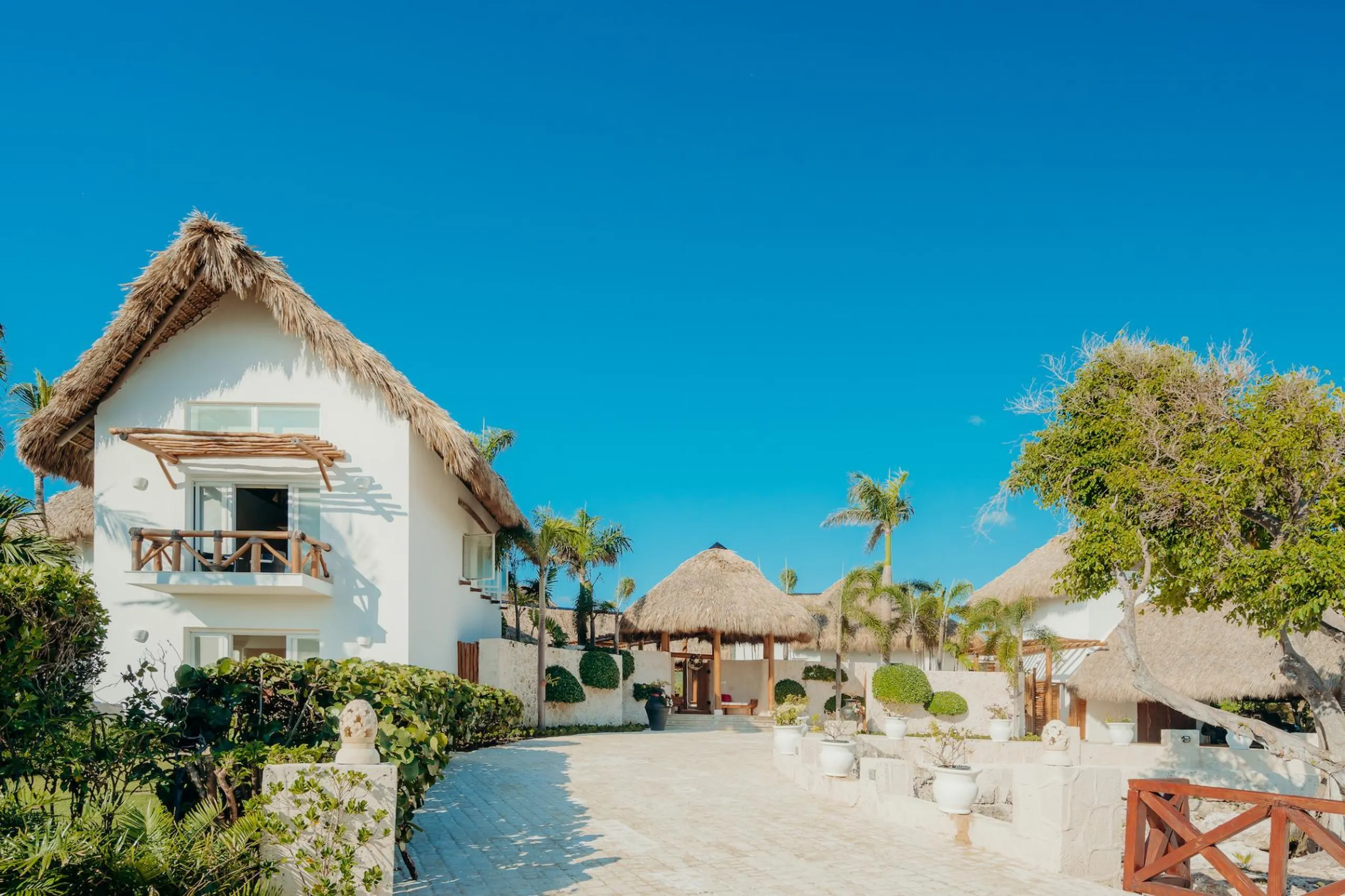 Radiant Punta Cana Estate with Unique Private Pool, Jacuzzi, and Panoramic Views — photograph 8