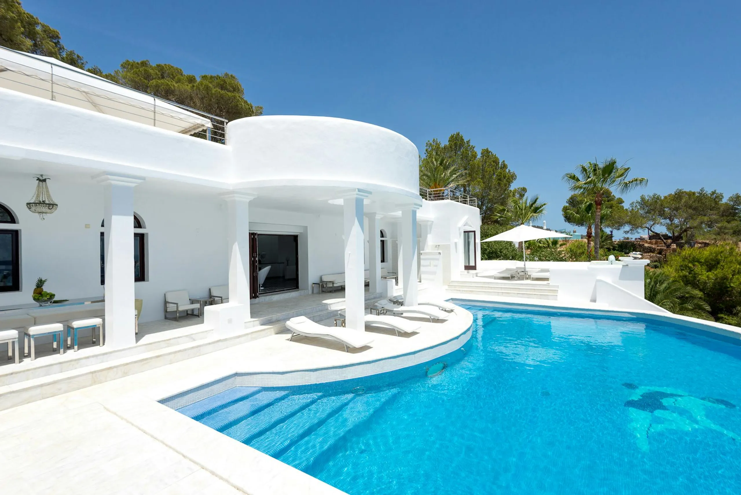 Stunning Oceanview Villa with Private Pool and Walks to Beach — photograph 3
