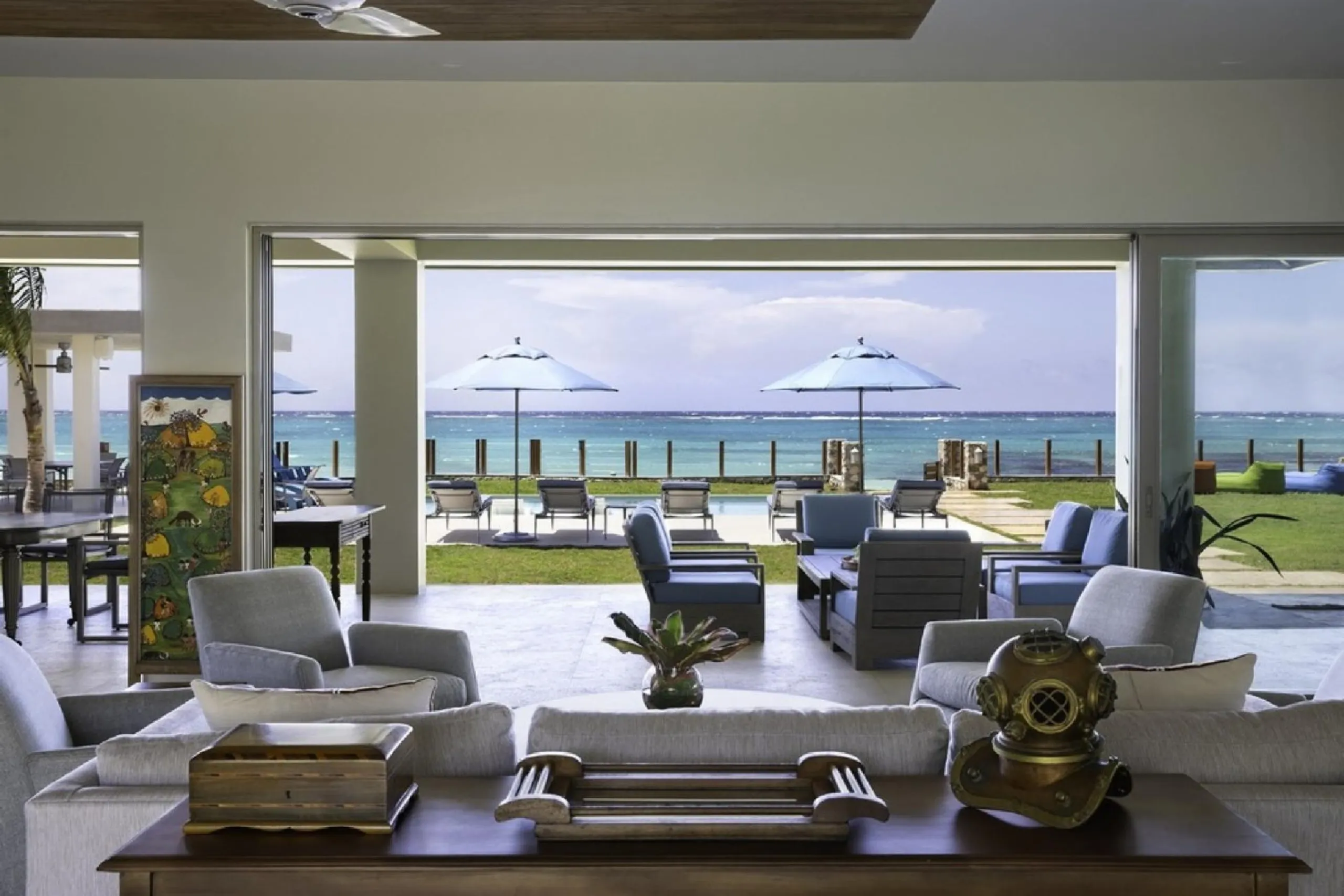 Contemporary Beachfront Villa with Secluded White Sand Beach — photograph 8