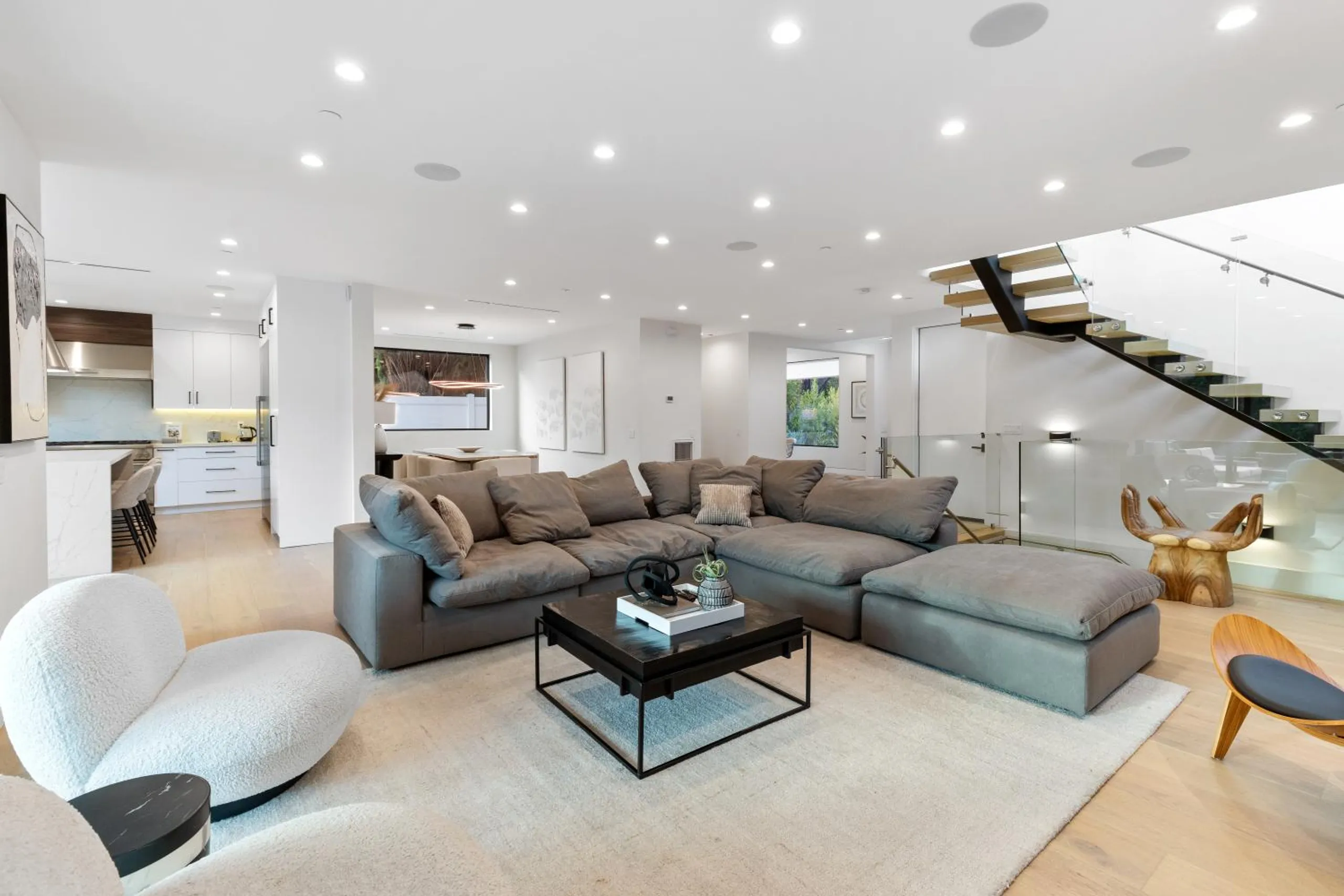 Exquisite Hollywood Villa with Invigorating Pool and Fitness Room — photograph 7