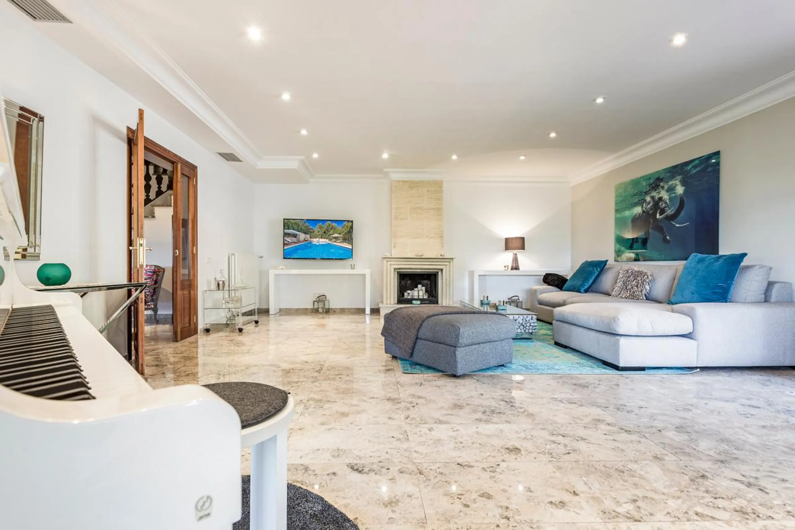 Sumptuous Hillside Villa 5 Bedroom Villa with Private Pool, and Bay Views — photograph 6