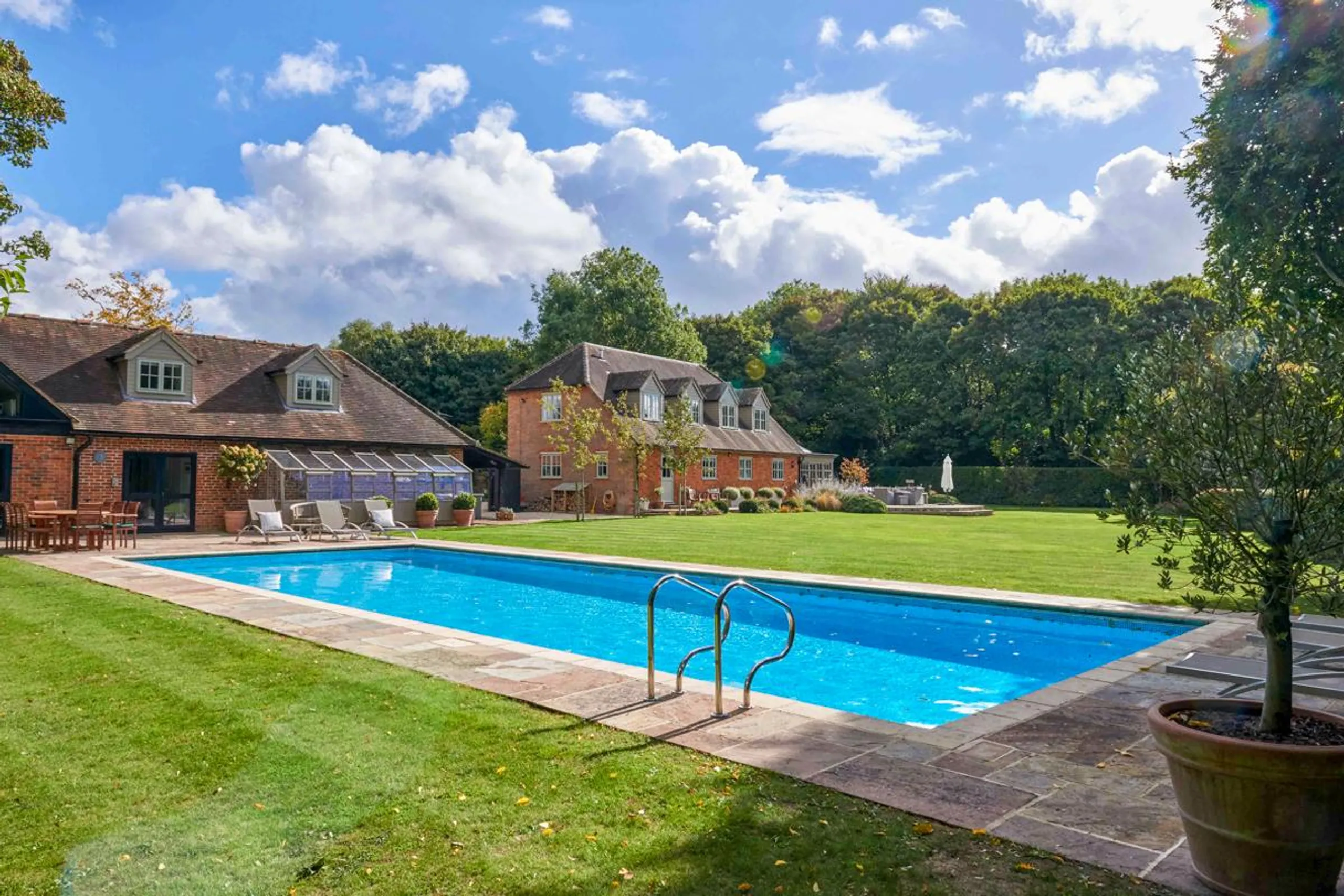 Gracefully Decorated 7-Bedroom Country Villa with Private Pool, Gym, and Scenic Gardens — photograph 3