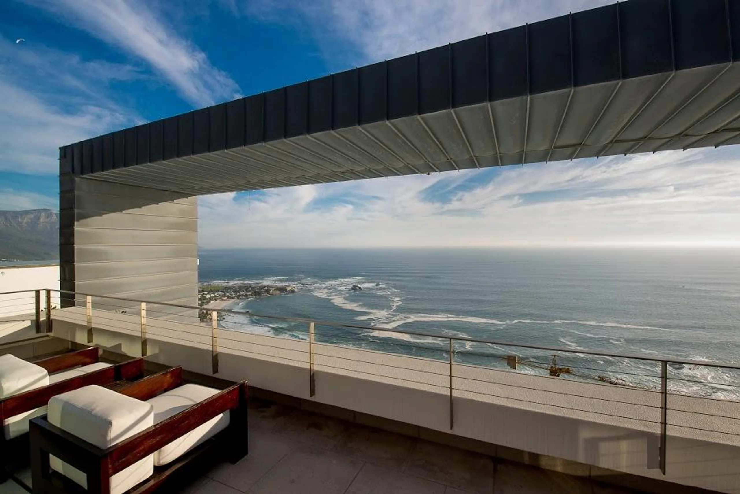 Modern Contemporary Estate with Infinity Pool and Panoramic Views — photograph 7