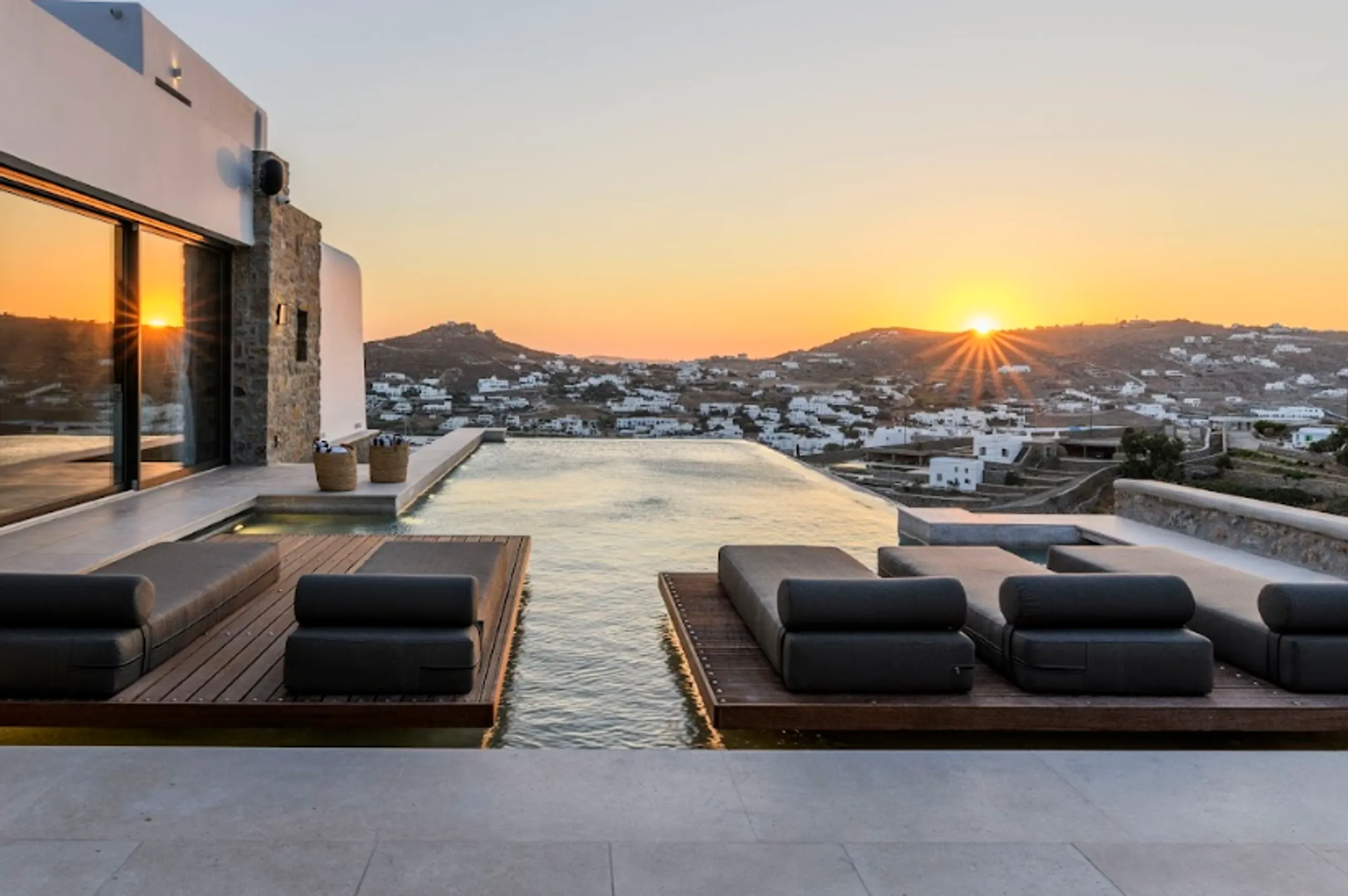 Contemporary Holiday Villa with Infinity Pool in Ornos — photograph 2