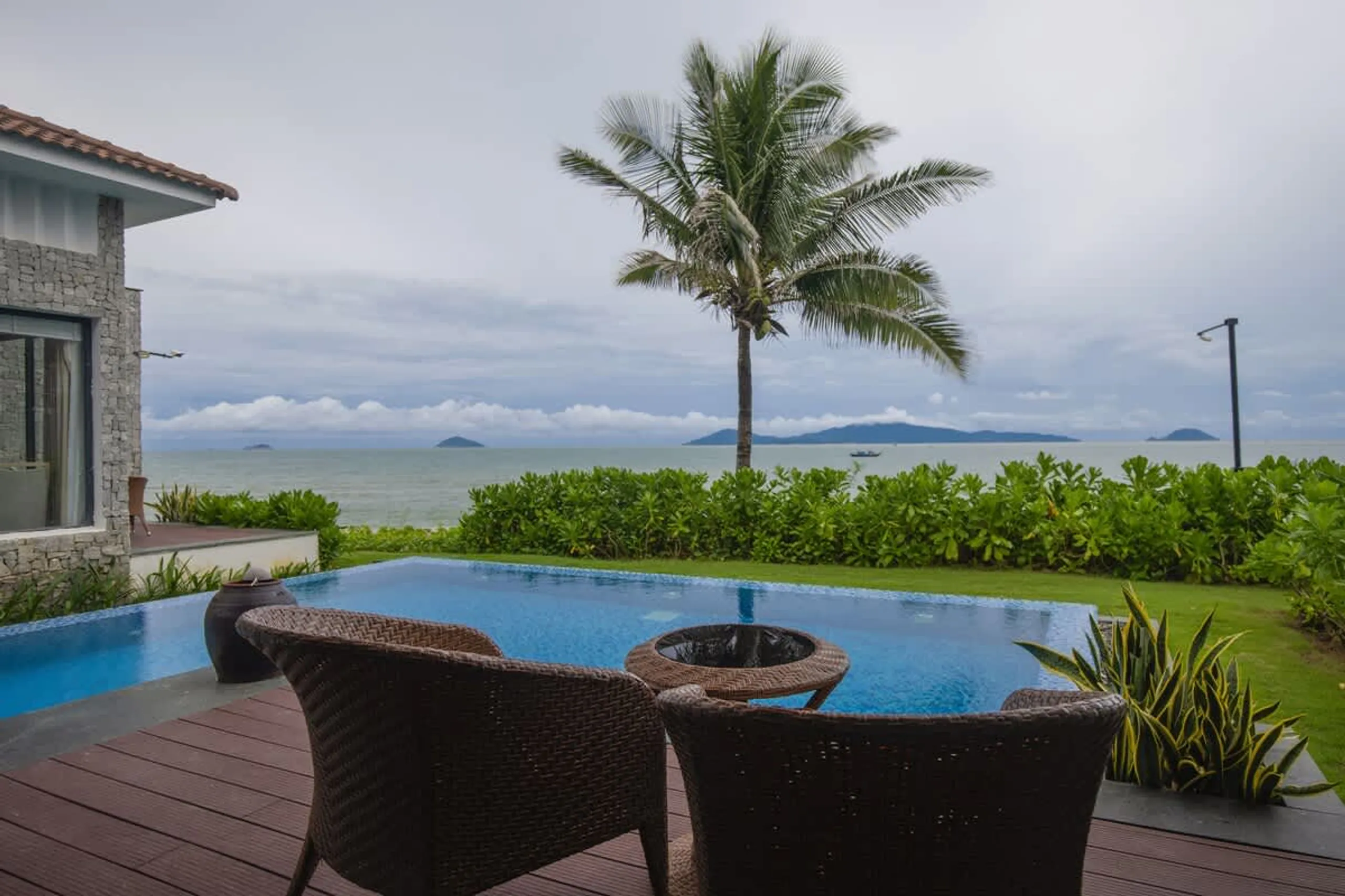 Superlative Coastal Villa with Private Pool and Stunning Beach Views — photograph 7
