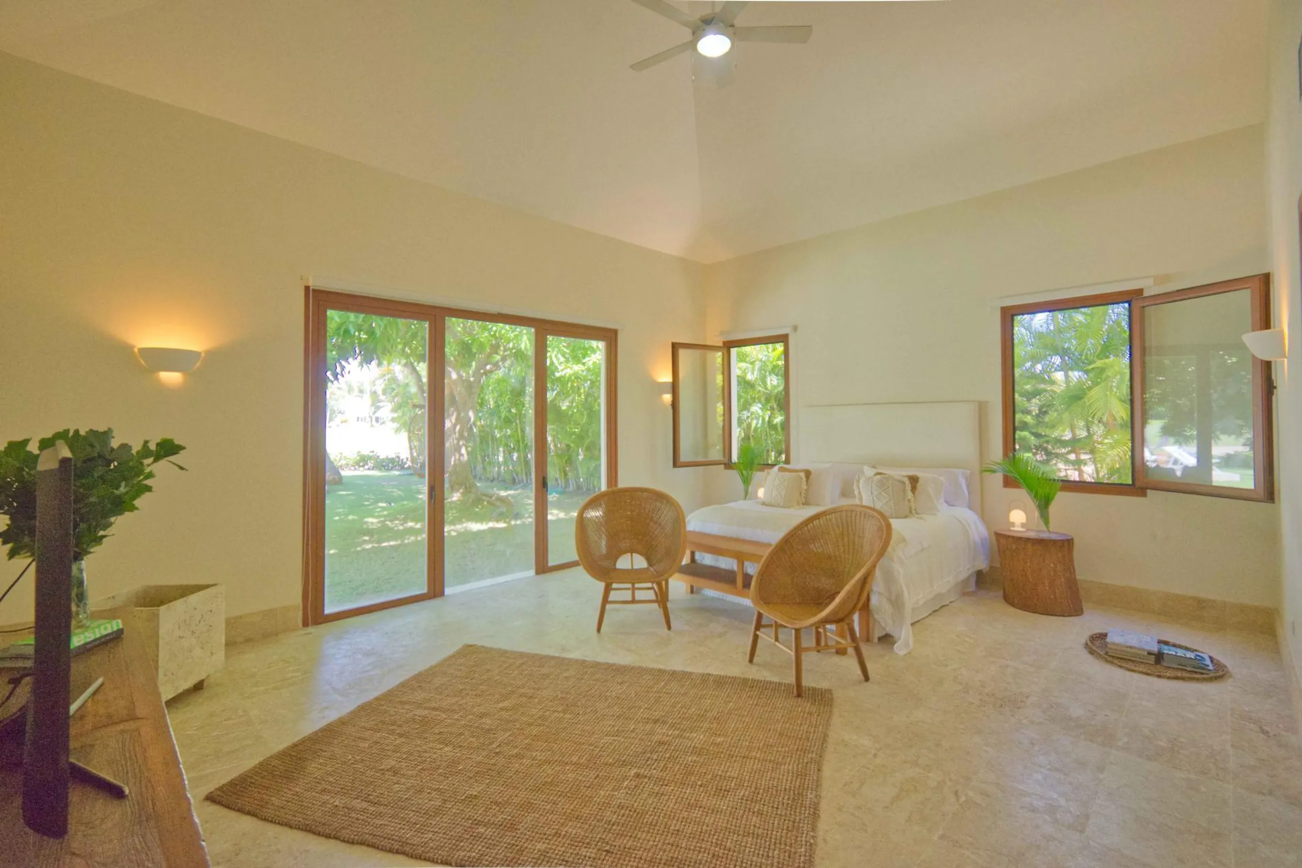 Light Filled 5BDR Villa with Private Pool, and Golf Views — photograph 12