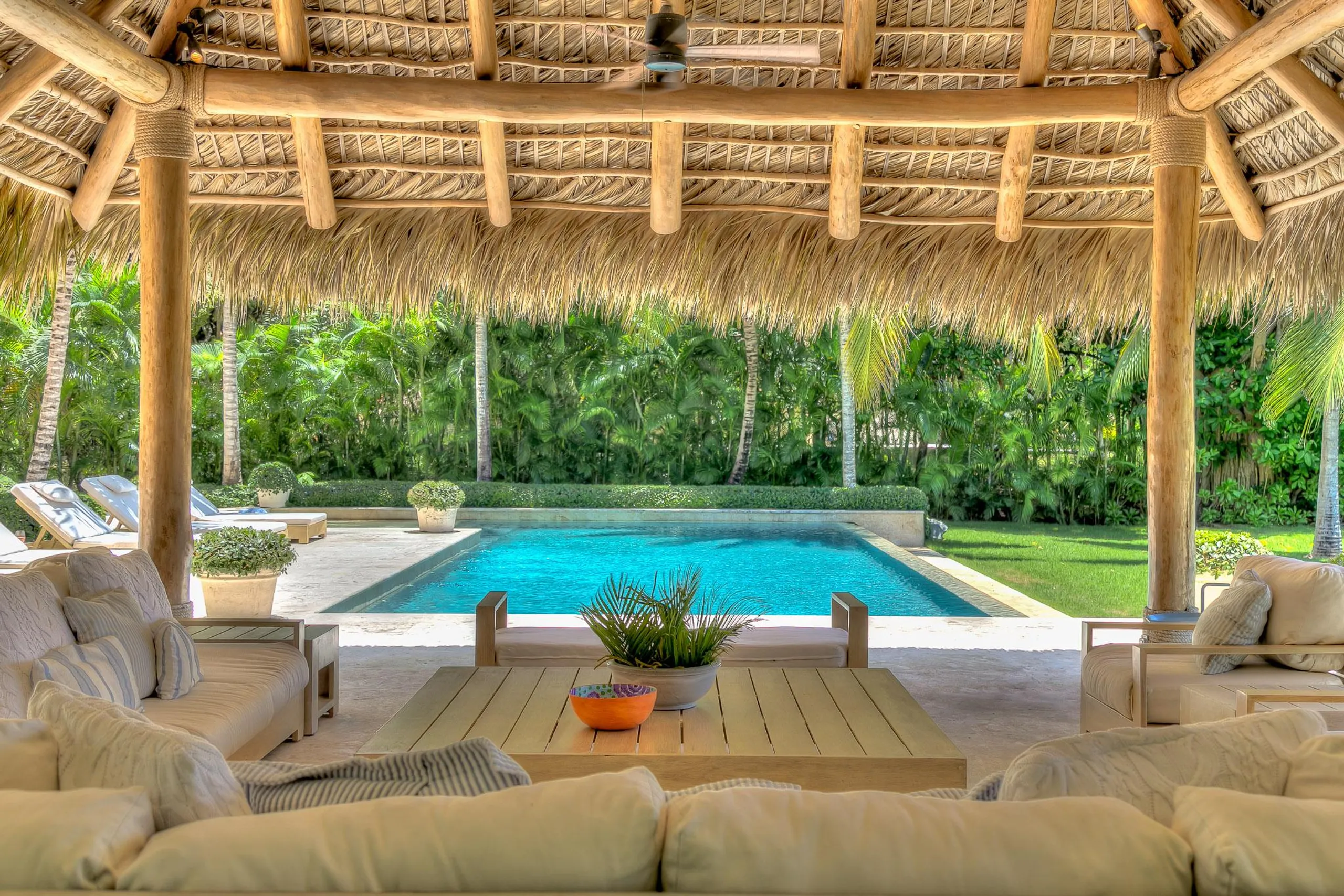 Spacious 4-Bedroom Villa with Private Pool and Art Nouveau Furnishings — photograph 5