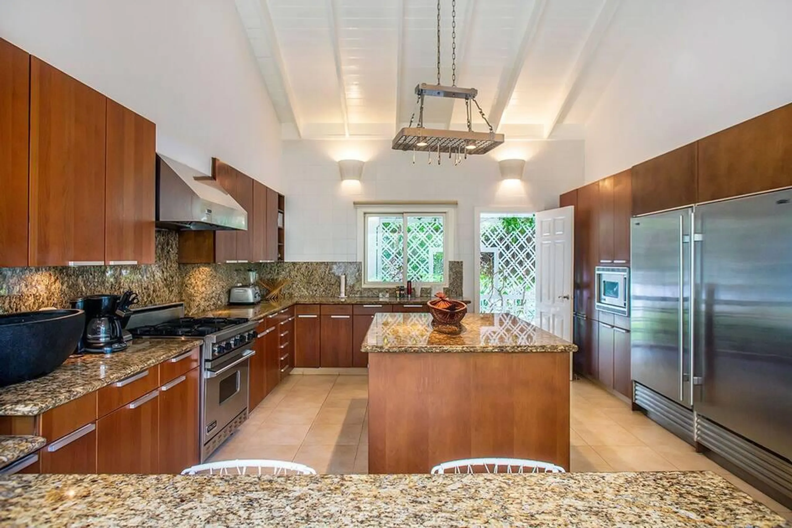 High-end Seaside Estate with Infinity Pool and Walks to Beach — photograph 11