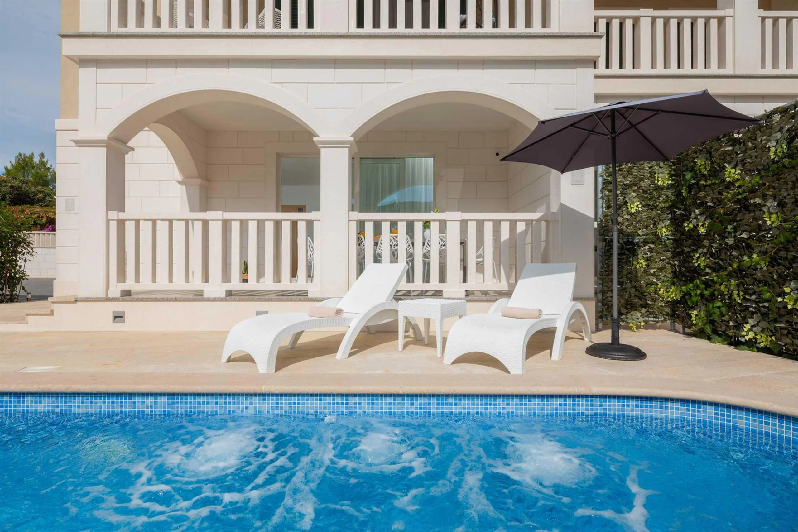 Gleaming Historic 4BR Villa with Blue Water Pool — photograph 11