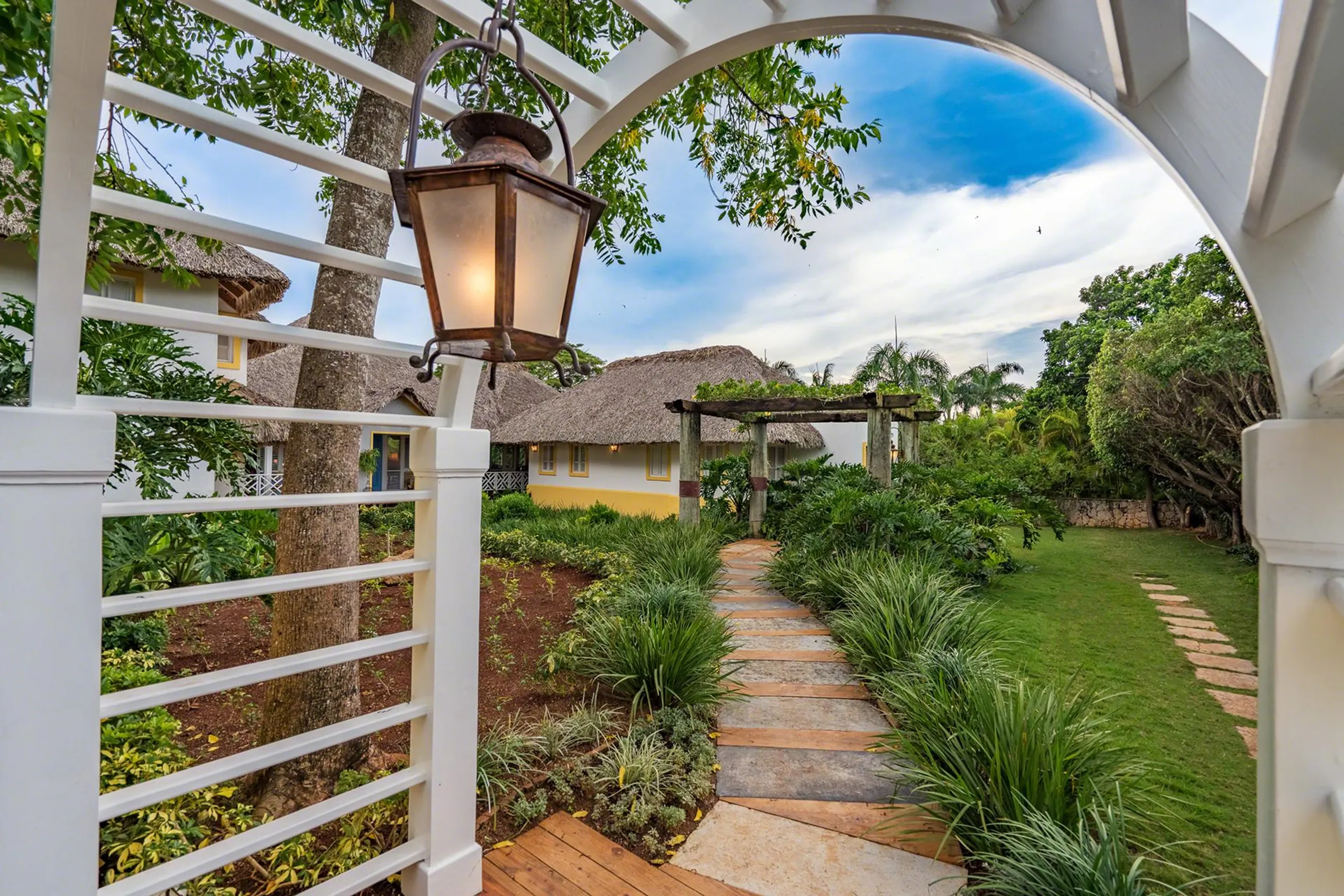 Serene Caribbean Retreat with Private Pool and Landscaped Garden — photograph 3