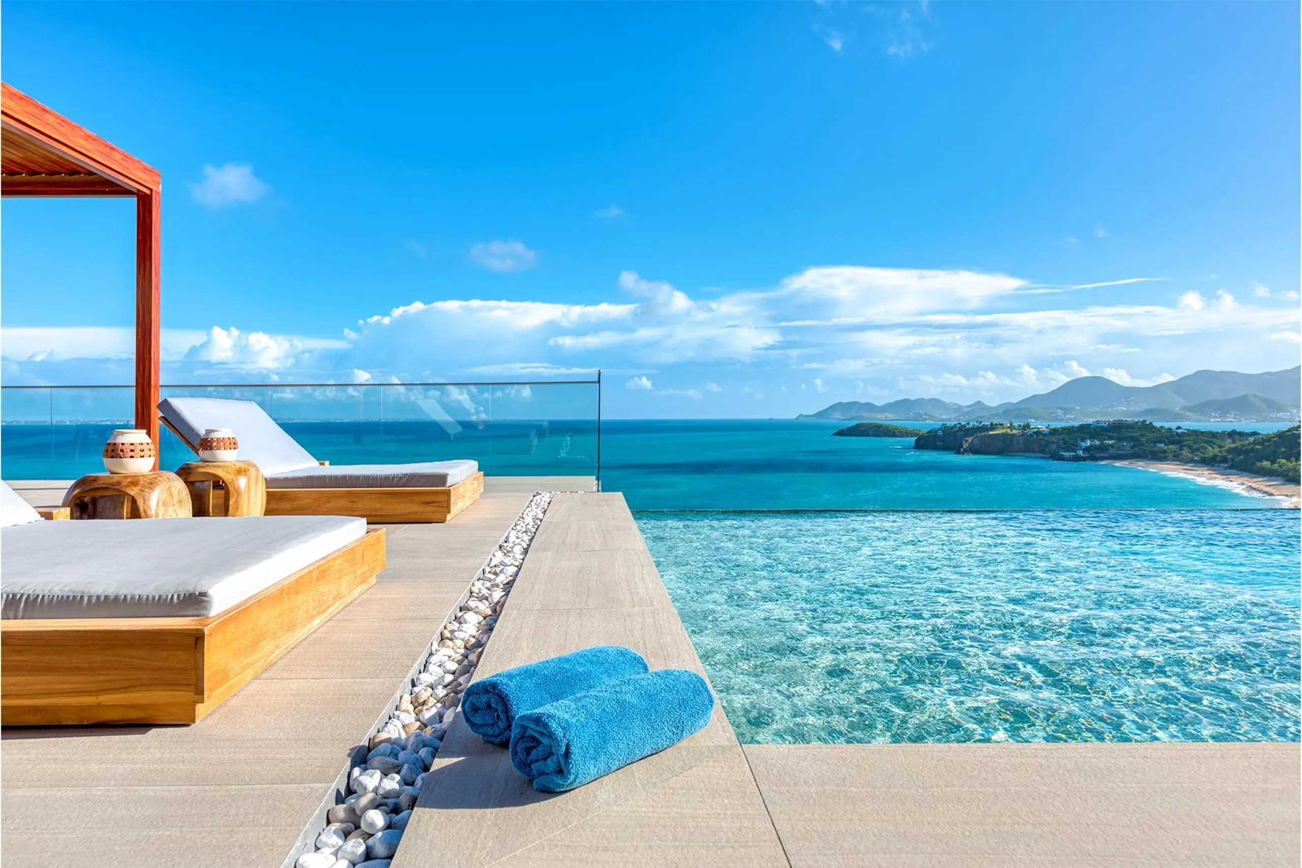 Exquisite Tranquility: A Villa Oasis with Breathtaking Ocean Panoramas, Terres Basses