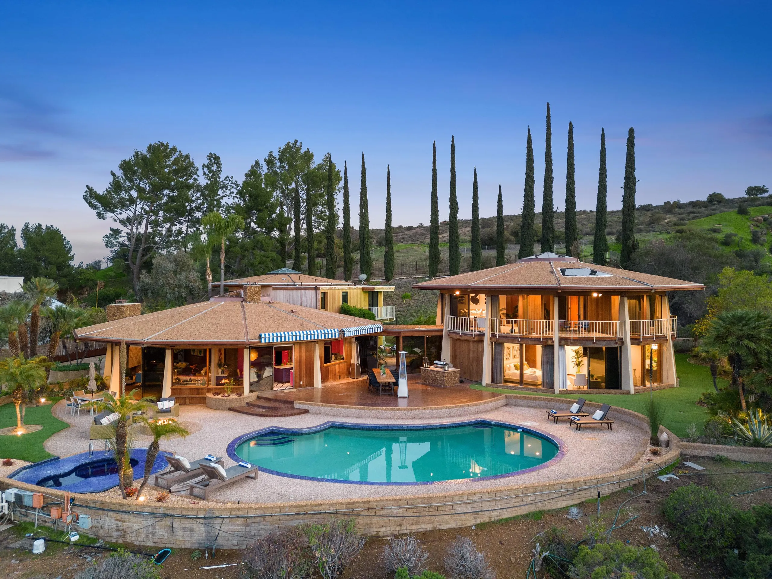 Incredible Mid-Century Architectural Sanctuary with Pool and Amazing Grounds — photograph 3