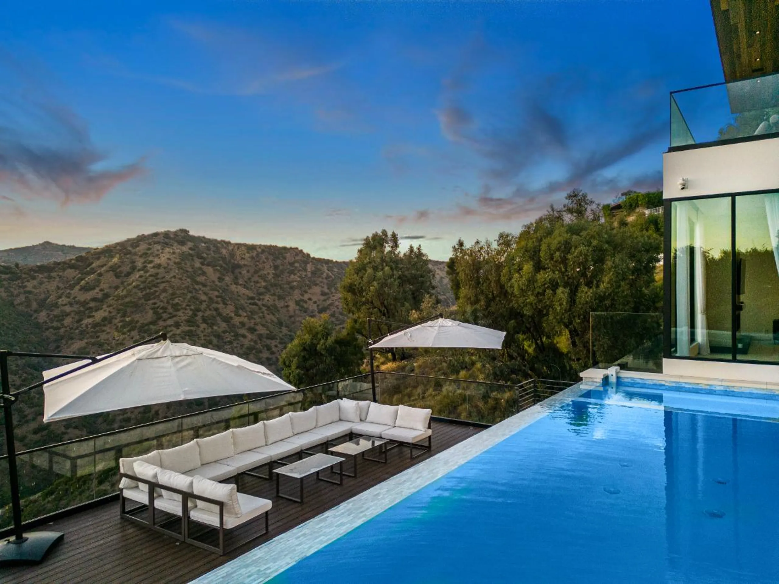 Grand Bel AIr Luxury Modern Estate with Infinity Pool and Panoramic Views — photograph 10
