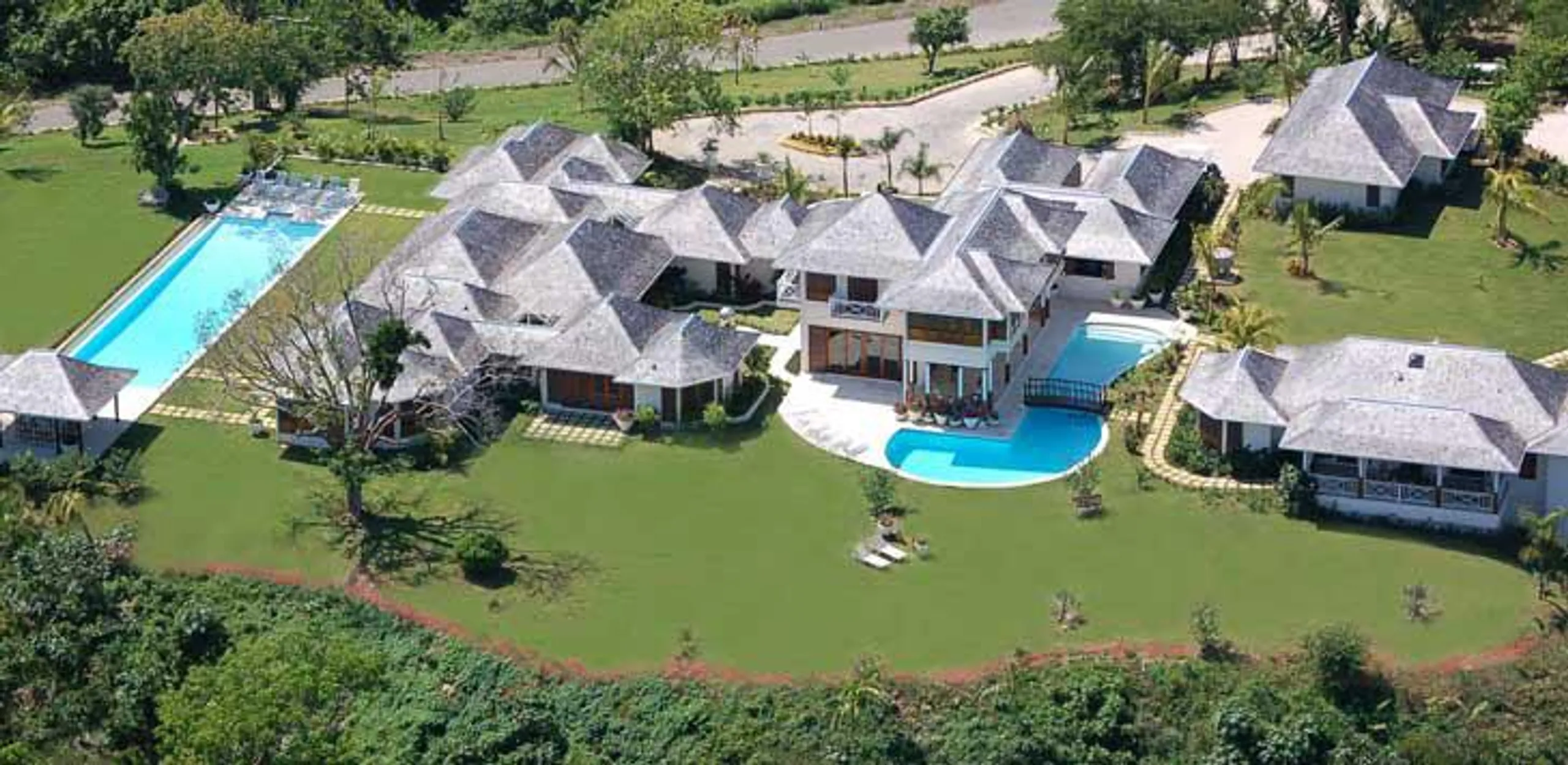 Outstanding Resort Style Estate in Sandy Bay with Olympic Pool and Ocean Views — photograph 2