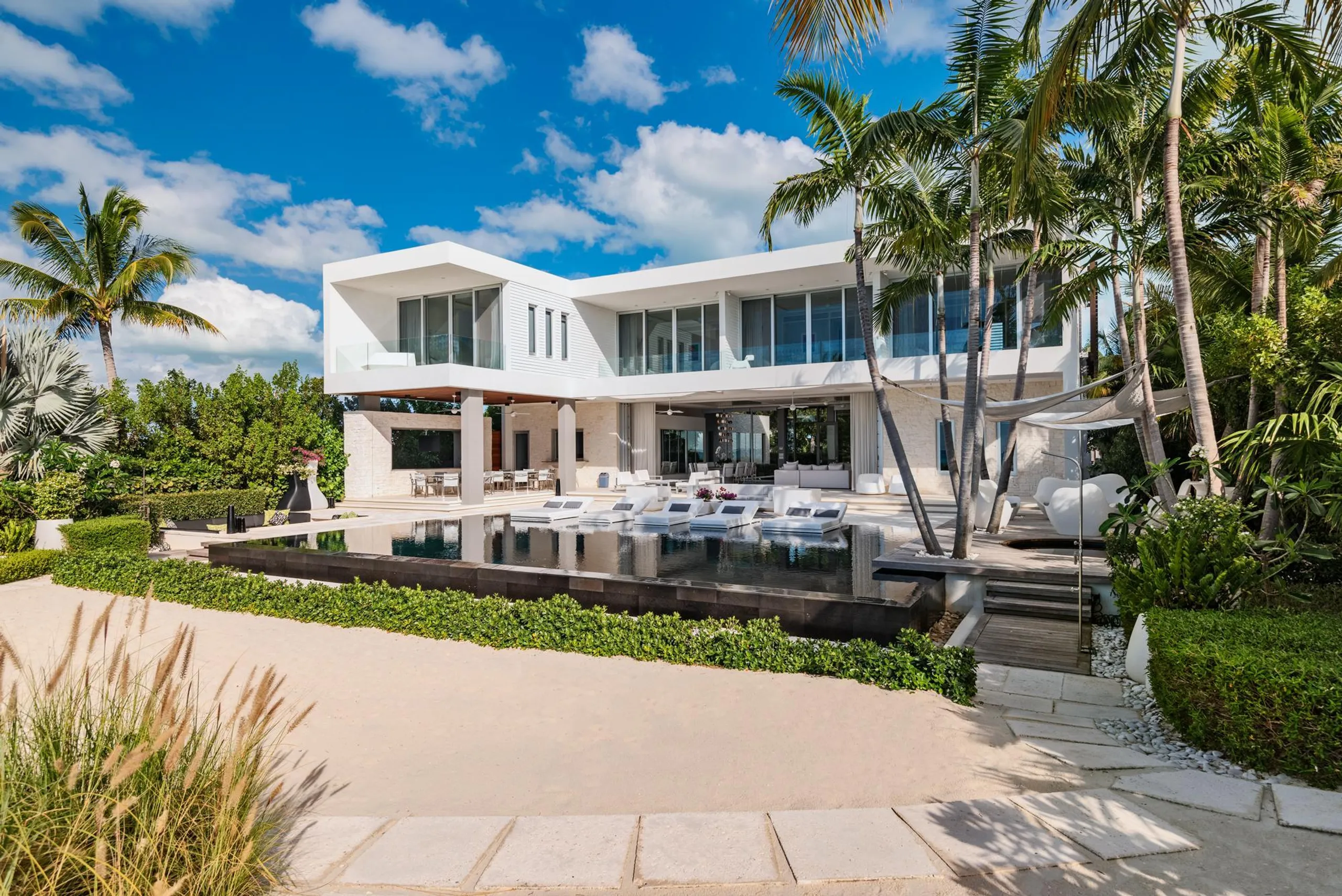 Modern Contemporary Villa with Negative Edge Black Volcanic Rock Pool — photograph 5