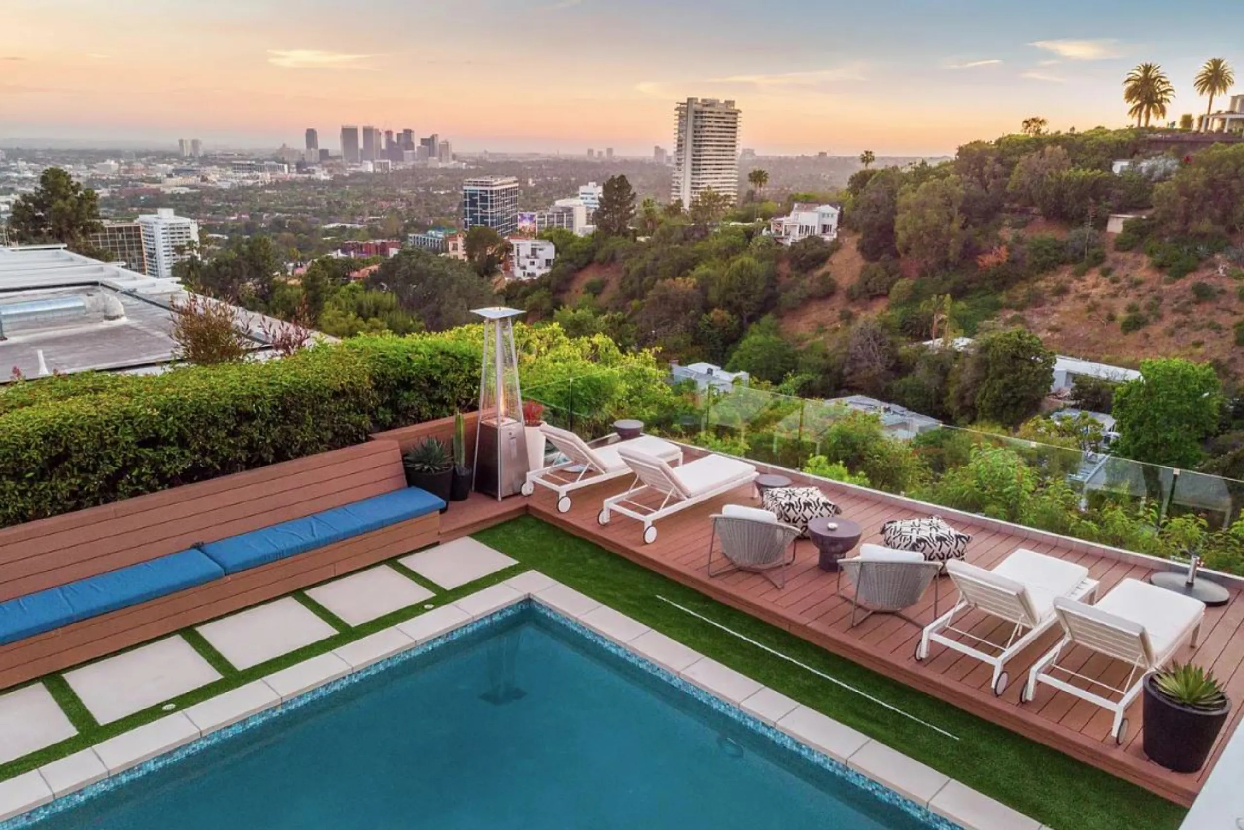 Majestic Elegant Villa with Infinity Pool And City View — photograph 2