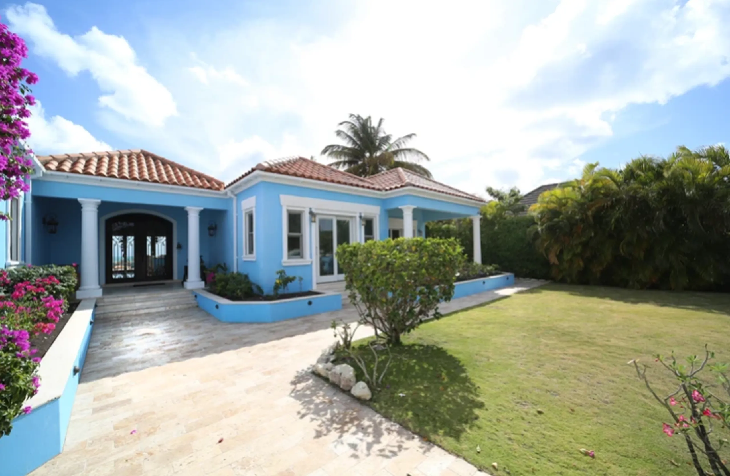 Serene Villa with Private Pool, Direct Beach Access, and Stunning Views — photograph 10