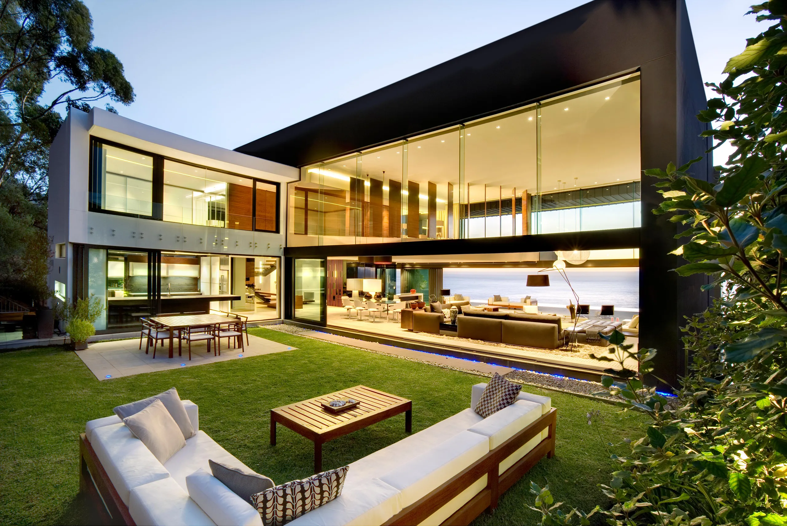 Modern Contemporary Estate with Infinity Pool and Panoramic Views — photograph 2