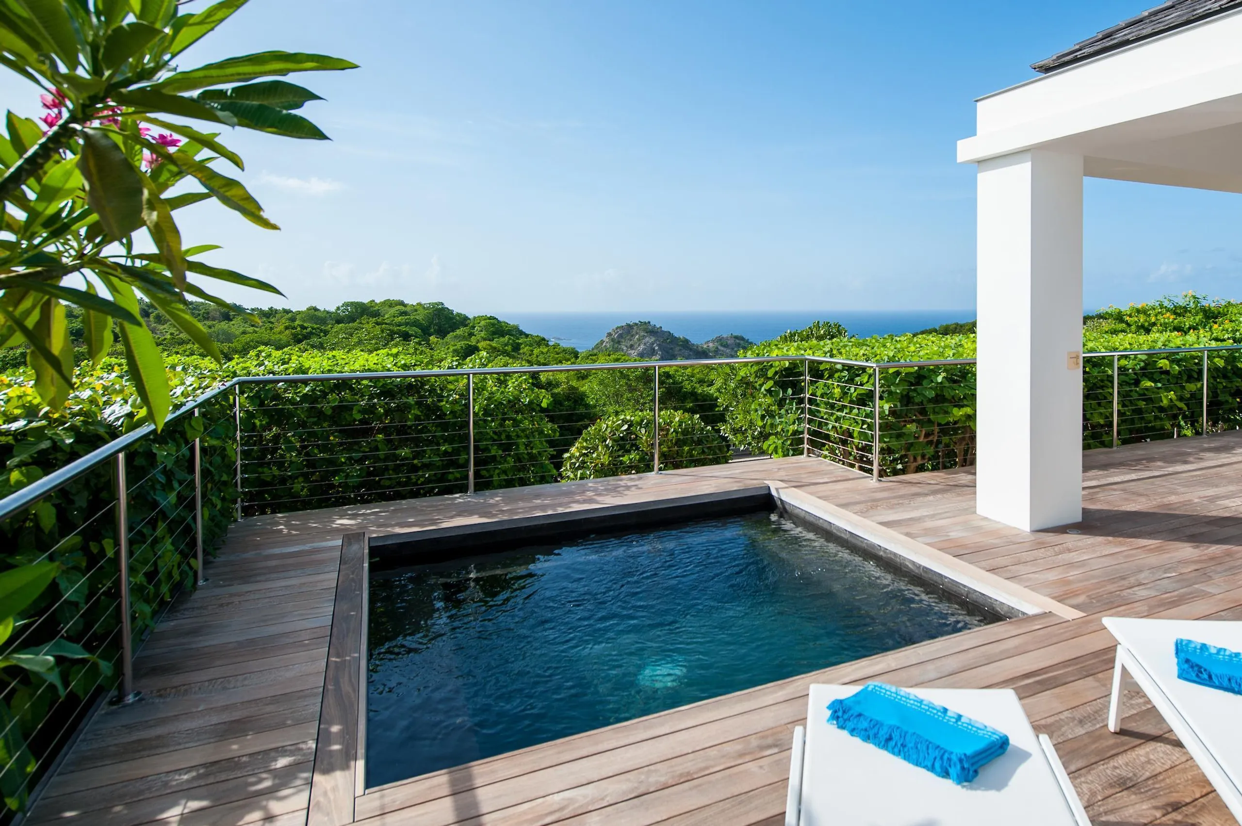Exquisite Seaside Villa with Private Pool and Home Gym — photograph 3