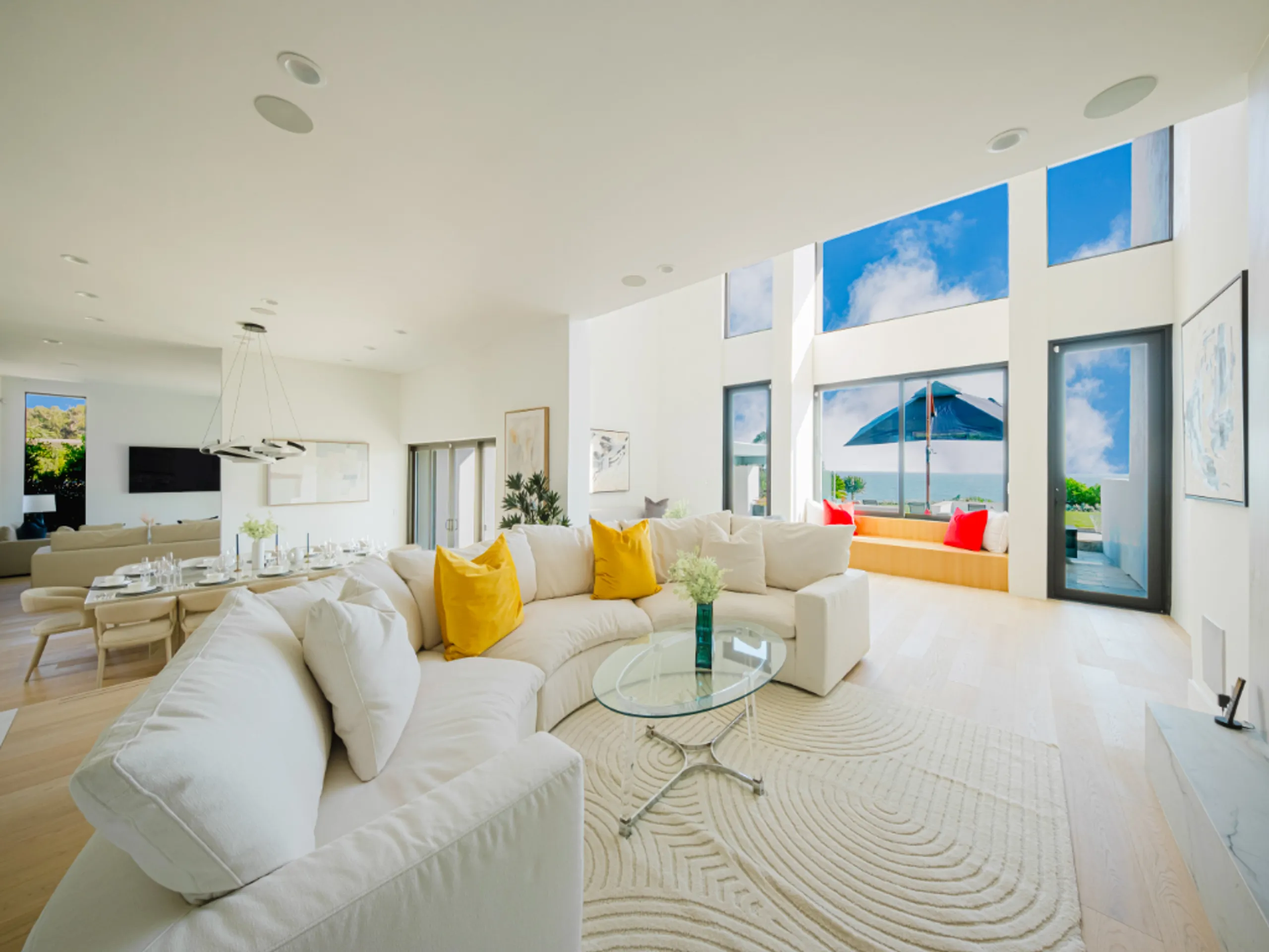Architectural Malibu Bluffside Estate with Panoramic Ocean Views & Walkable Beach Access — photograph 8